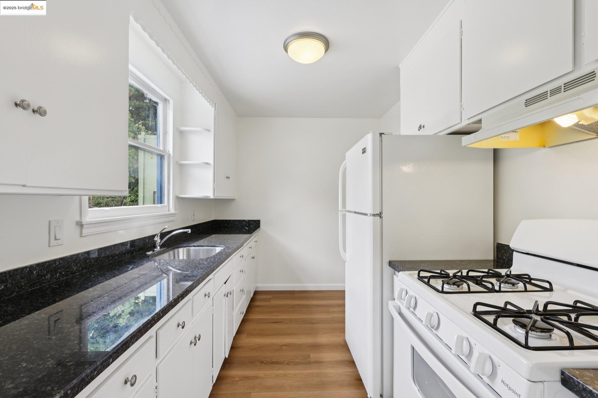 Detail Gallery Image 7 of 27 For 3218 Hyde St, Oakland,  CA 94601 - 4 Beds | 4 Baths