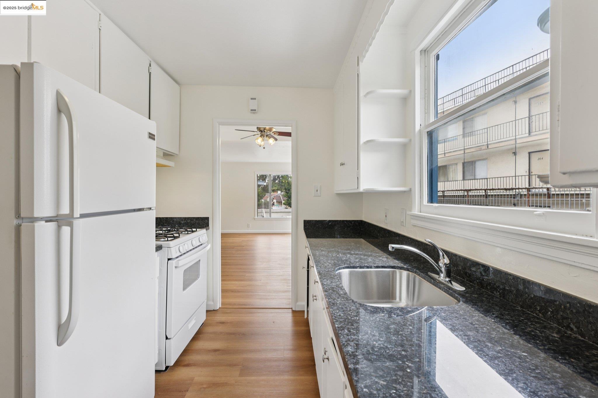 Detail Gallery Image 9 of 27 For 3218 Hyde St, Oakland,  CA 94601 - 4 Beds | 4 Baths