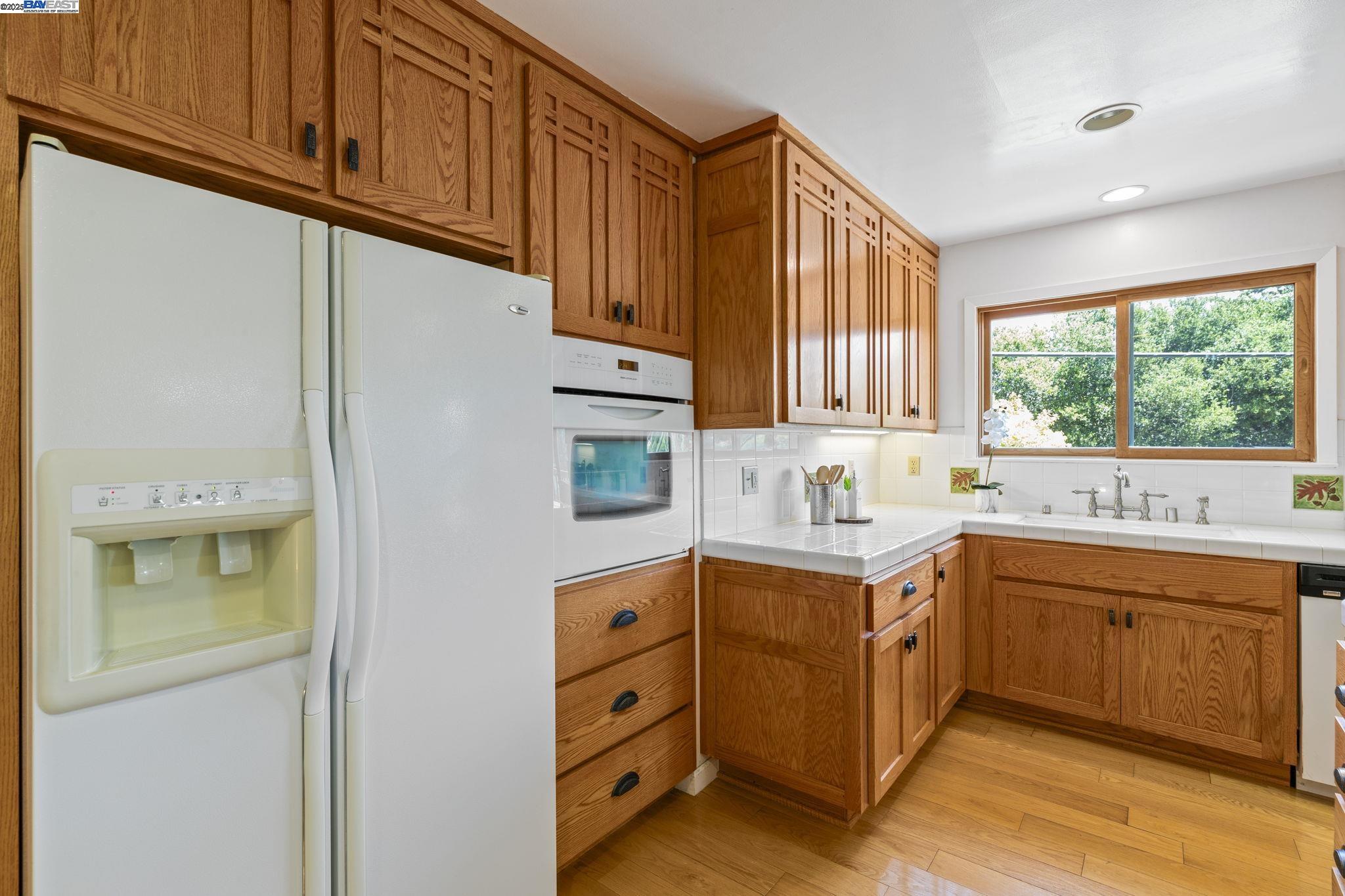 Detail Gallery Image 8 of 31 For 24836 Canyon View Ct, Hayward,  CA 94541 - 3 Beds | 2 Baths