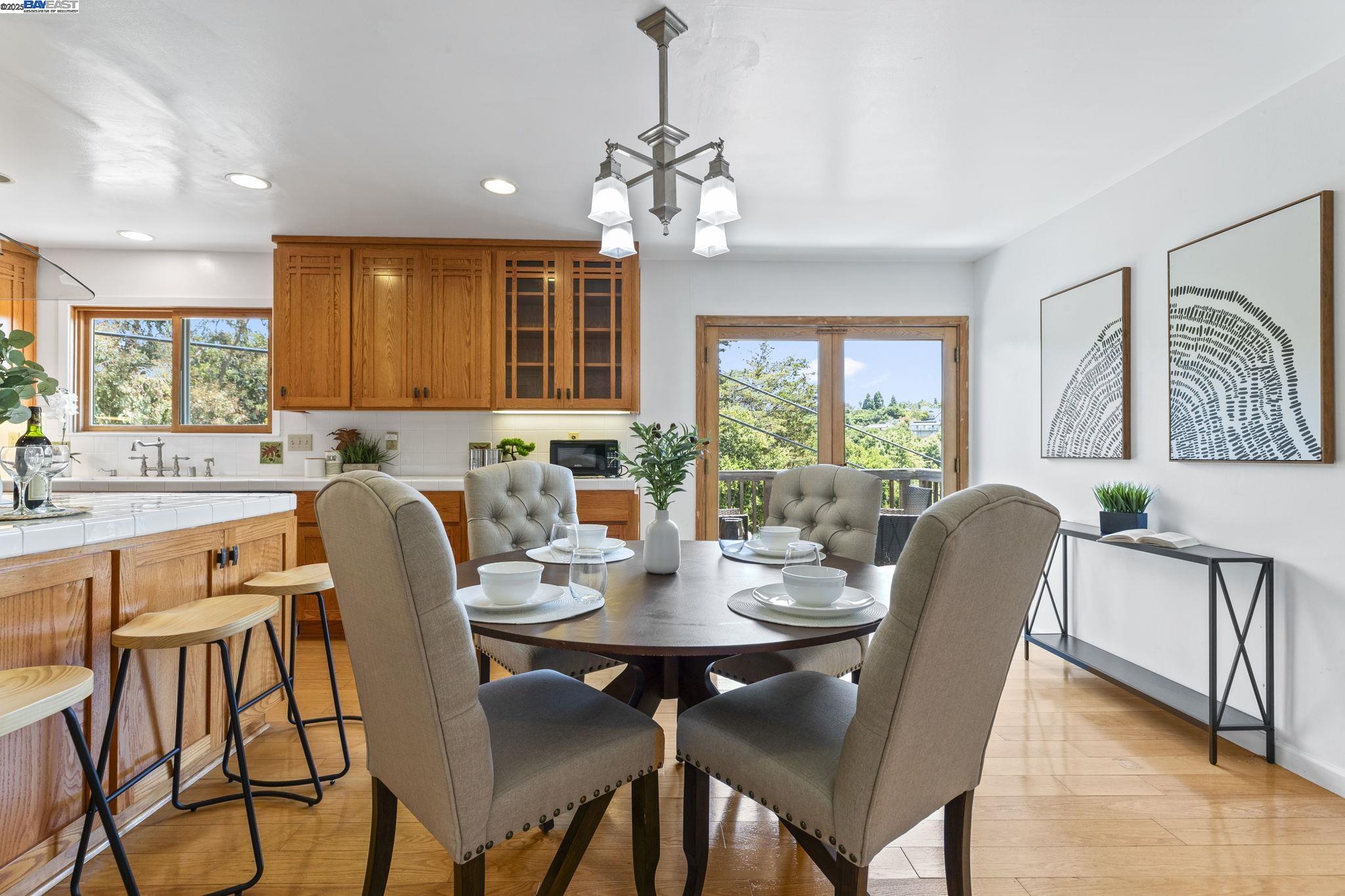 Detail Gallery Image 9 of 31 For 24836 Canyon View Ct, Hayward,  CA 94541 - 3 Beds | 2 Baths