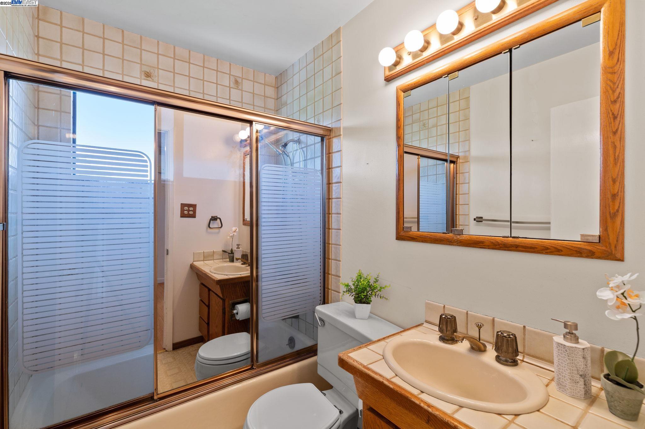 Detail Gallery Image 12 of 31 For 24836 Canyon View Ct, Hayward,  CA 94541 - 3 Beds | 2 Baths