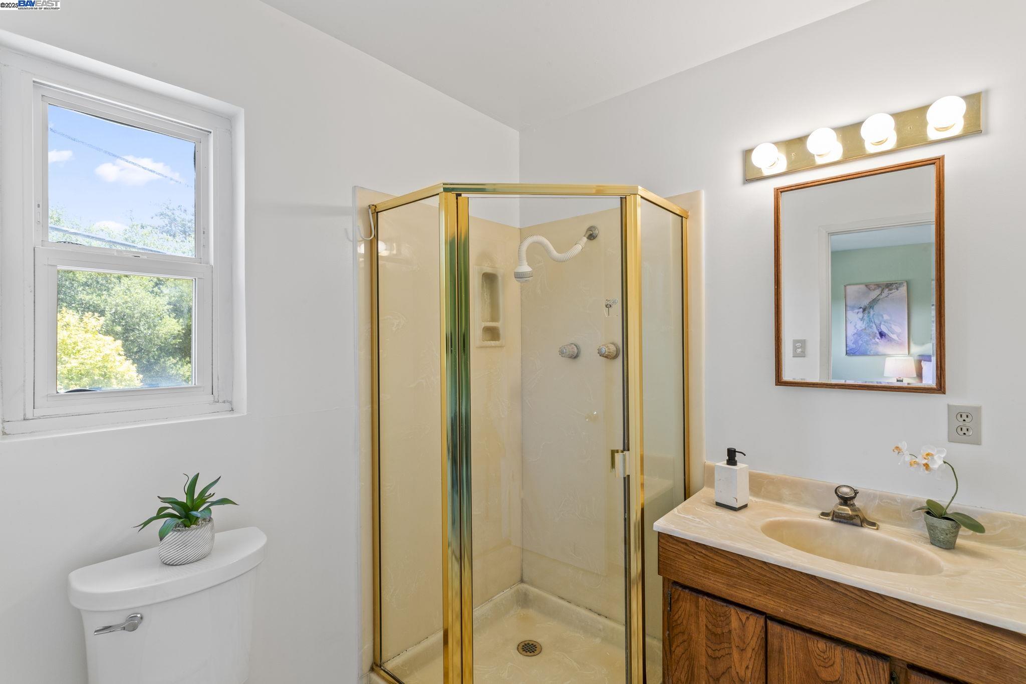 Detail Gallery Image 16 of 31 For 24836 Canyon View Ct, Hayward,  CA 94541 - 3 Beds | 2 Baths