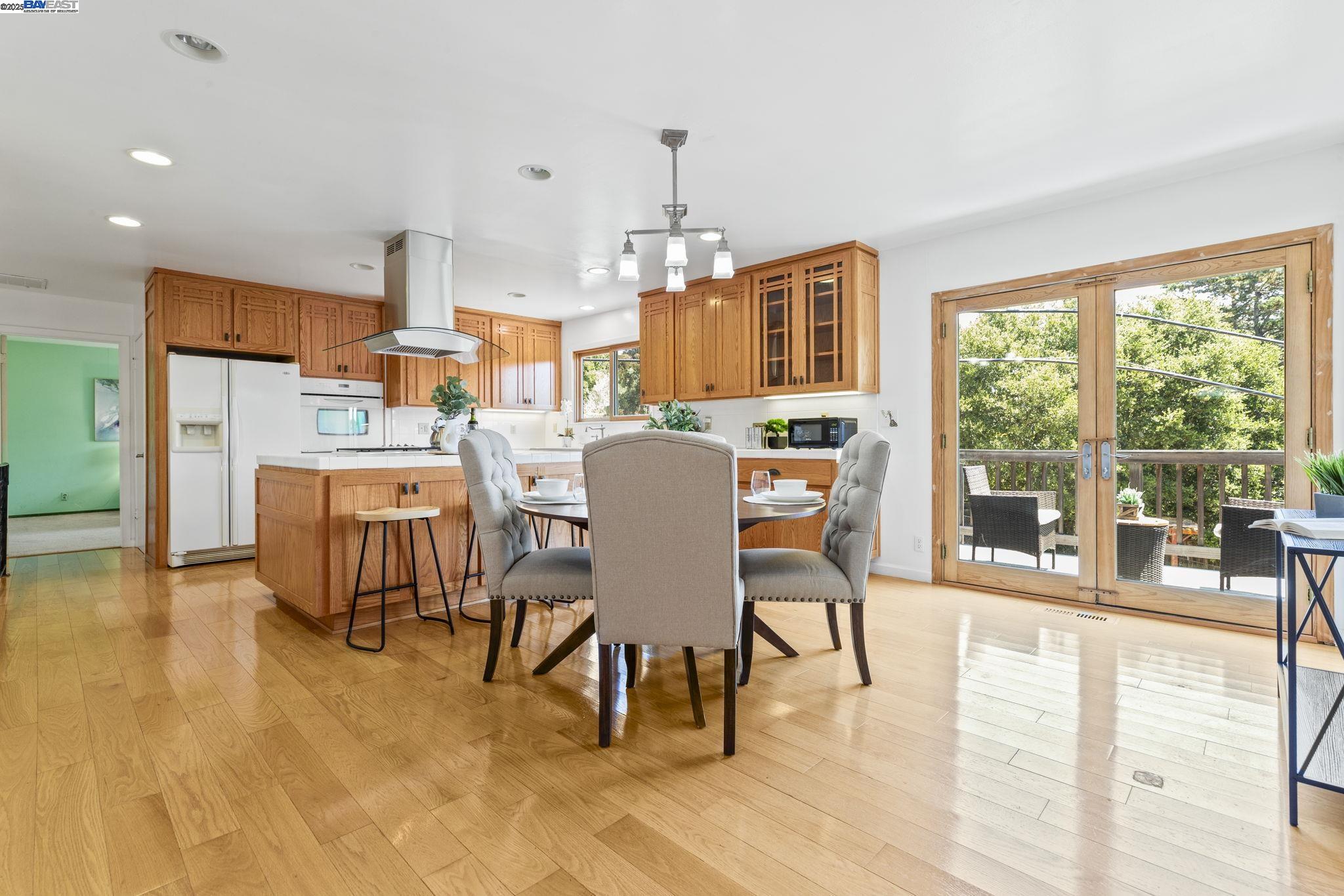Detail Gallery Image 4 of 31 For 24836 Canyon View Ct, Hayward,  CA 94541 - 3 Beds | 2 Baths