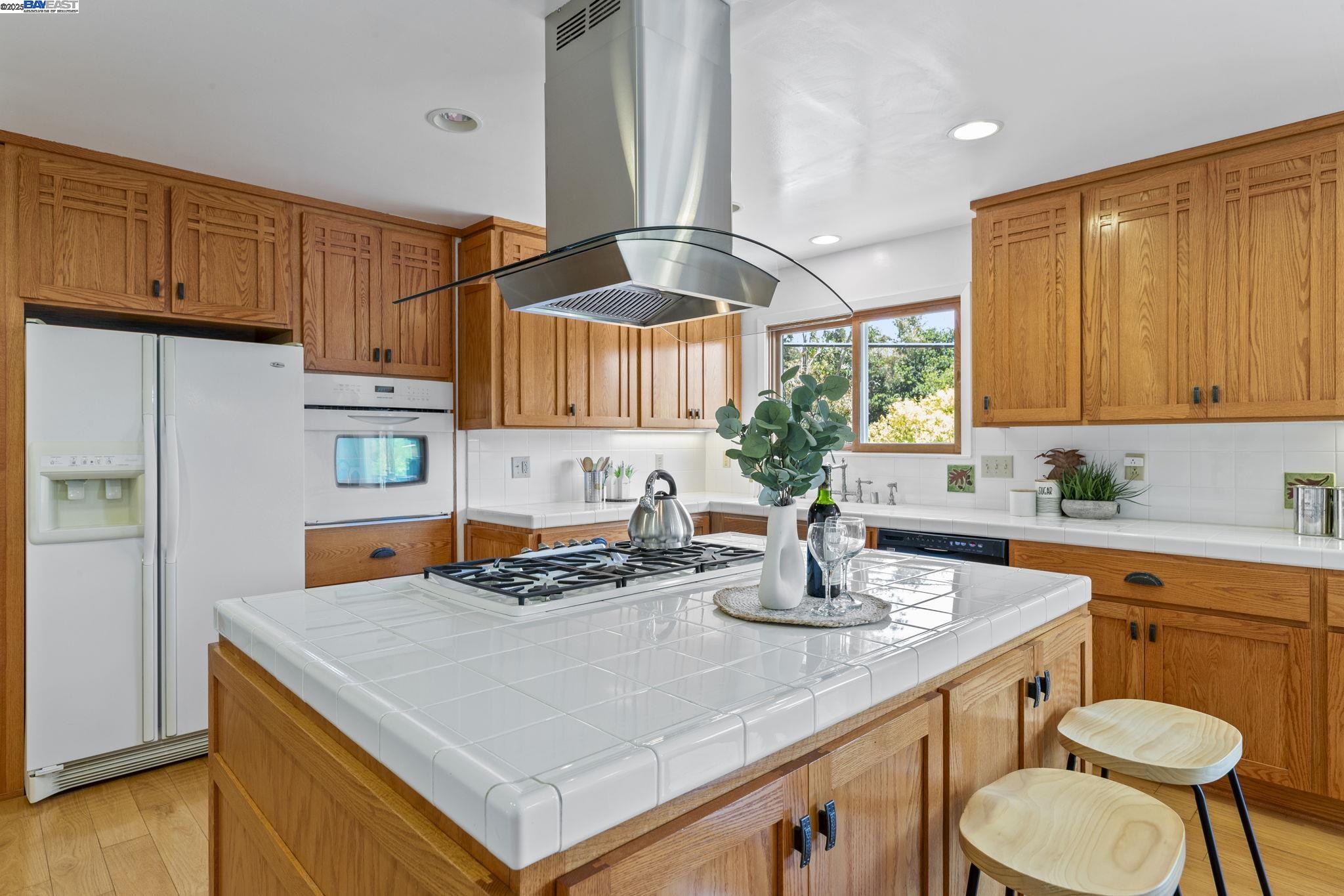 Detail Gallery Image 5 of 31 For 24836 Canyon View Ct, Hayward,  CA 94541 - 3 Beds | 2 Baths