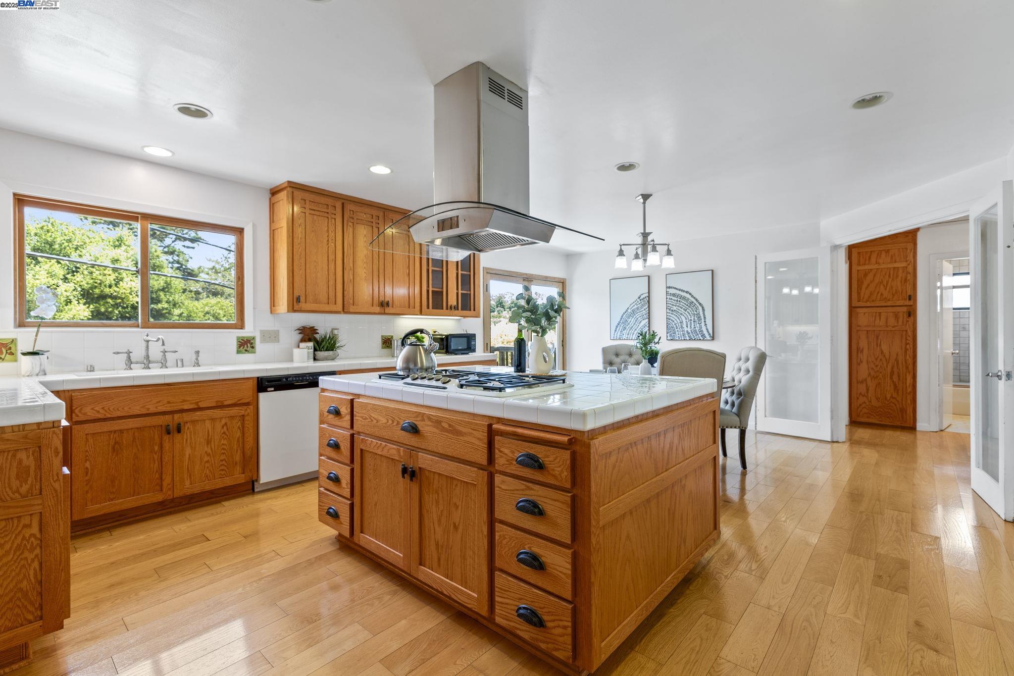 Detail Gallery Image 6 of 31 For 24836 Canyon View Ct, Hayward,  CA 94541 - 3 Beds | 2 Baths