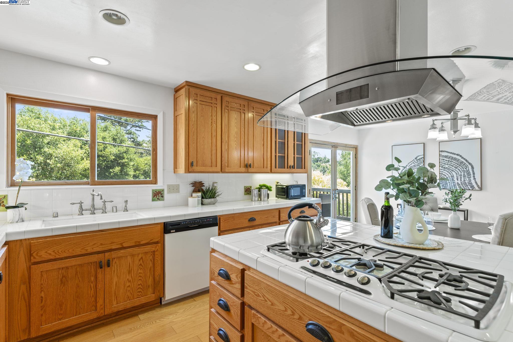 Detail Gallery Image 7 of 31 For 24836 Canyon View Ct, Hayward,  CA 94541 - 3 Beds | 2 Baths