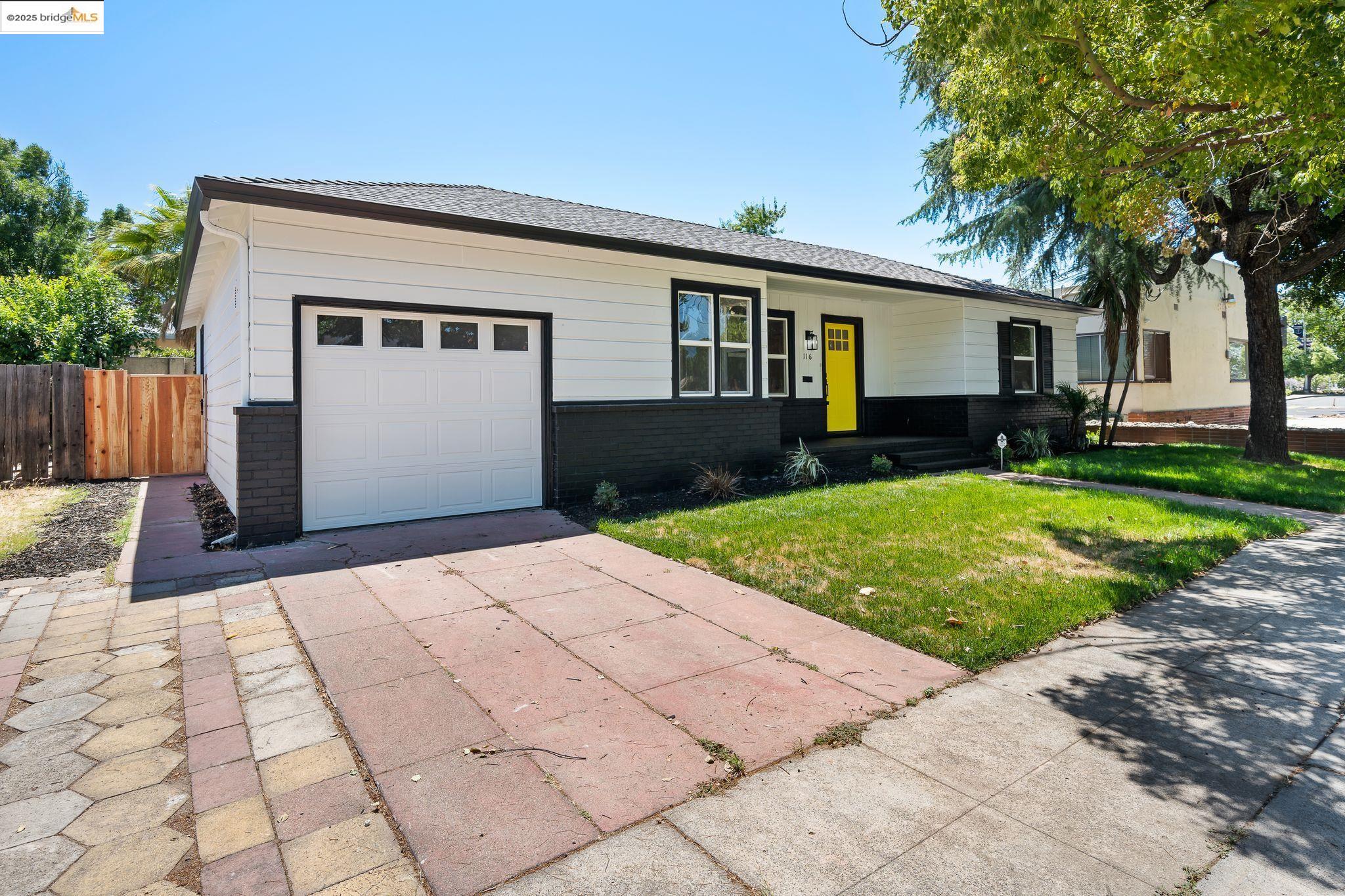 Detail Gallery Image 2 of 51 For 116 Oak Pl, Pittsburg,  CA 94565 - 3 Beds | 1 Baths