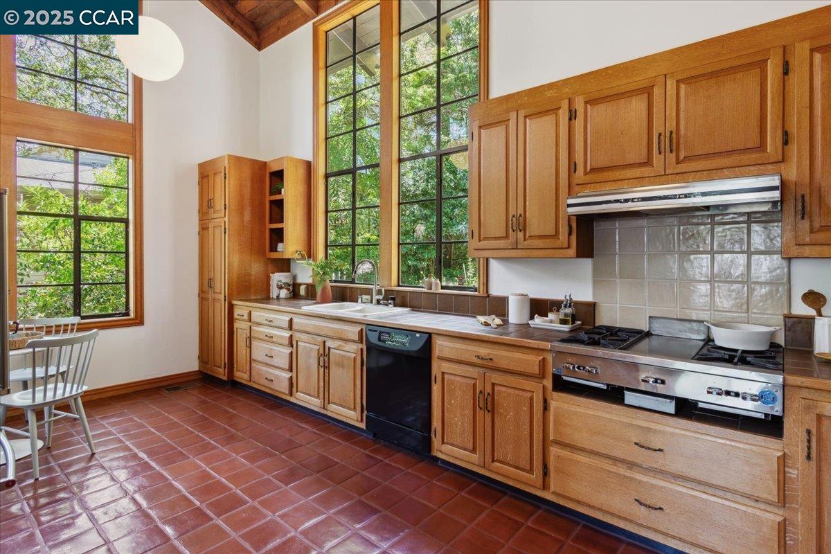 Detail Gallery Image 16 of 35 For 357 El Toyonal, Orinda,  CA 94563 - 3 Beds | 2 Baths