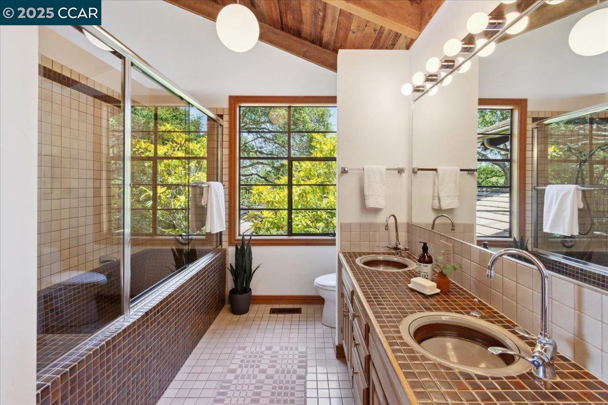 Detail Gallery Image 23 of 35 For 357 El Toyonal, Orinda,  CA 94563 - 3 Beds | 2 Baths