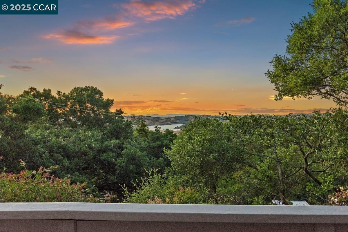 Detail Gallery Image 34 of 35 For 357 El Toyonal, Orinda,  CA 94563 - 3 Beds | 2 Baths