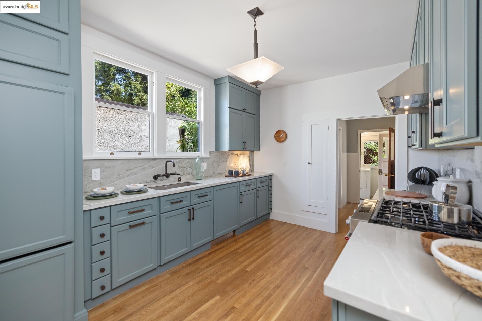 Detail Gallery Image 3 of 49 For 971 Santa Barbara Rd, Berkeley,  CA 94707 - 5 Beds | 3 Baths