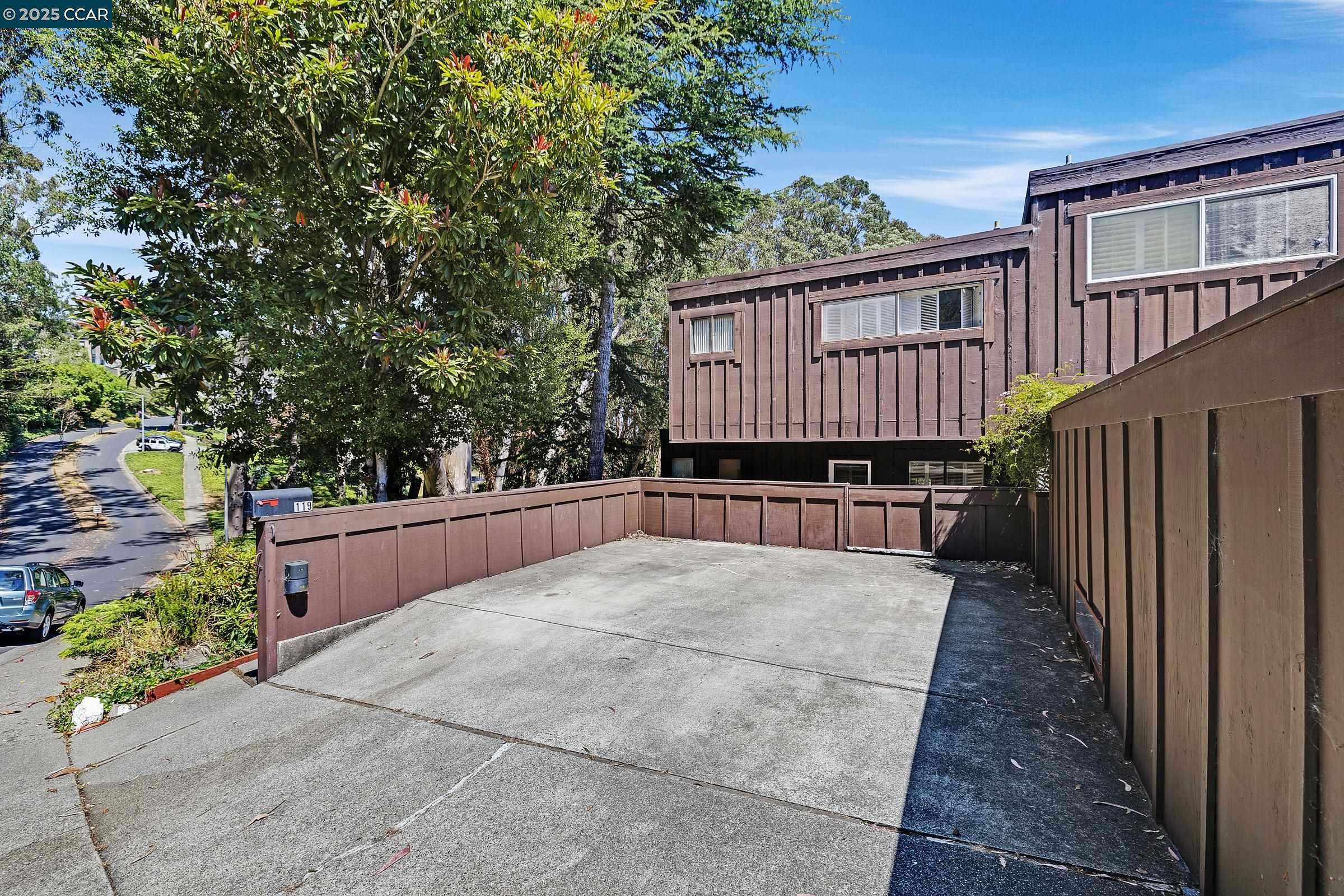 Detail Gallery Image 1 of 25 For 119 Lincoln Dr, Sausalito,  CA 94965 - 2 Beds | 2/1 Baths