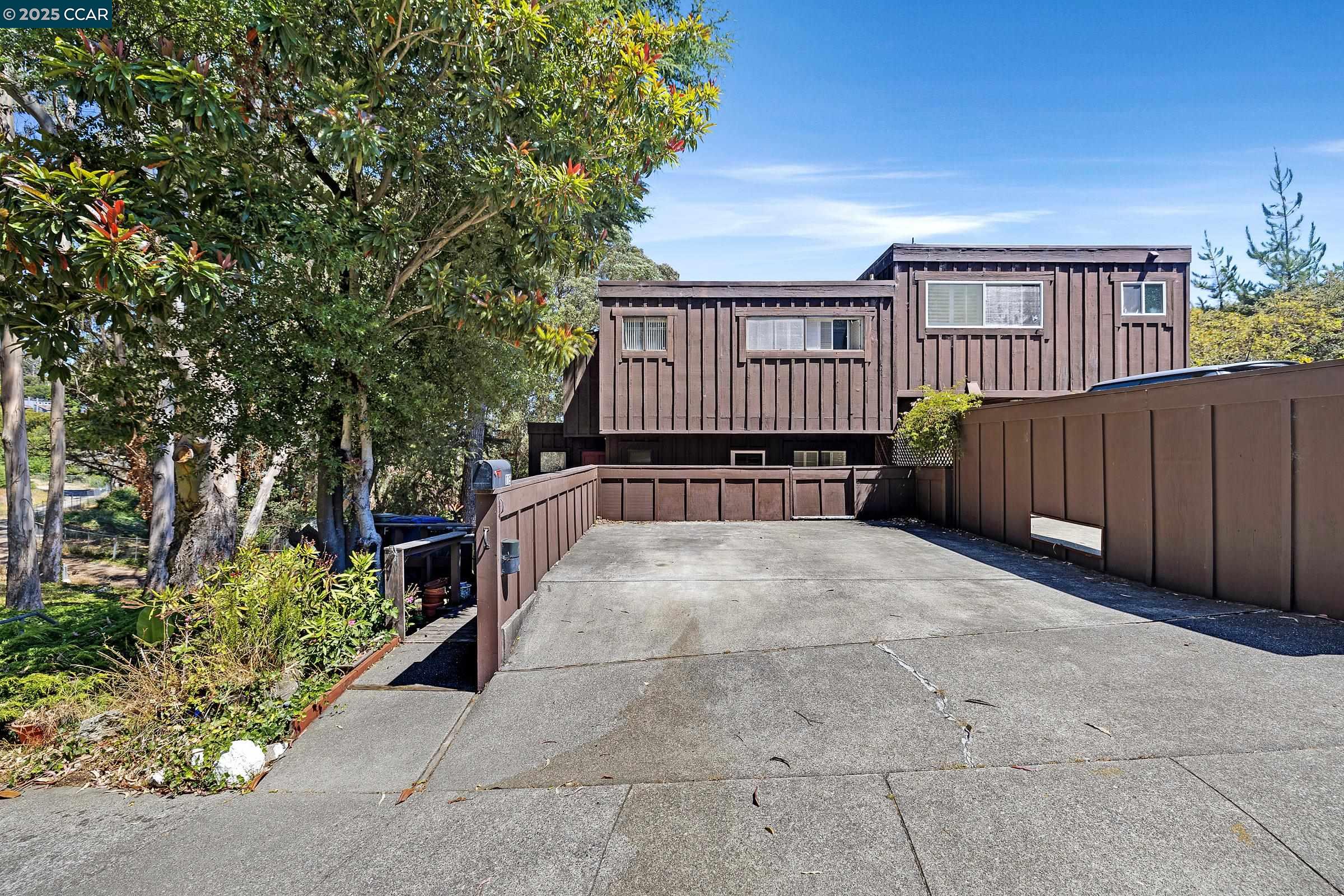 Detail Gallery Image 2 of 25 For 119 Lincoln Dr, Sausalito,  CA 94965 - 2 Beds | 2/1 Baths