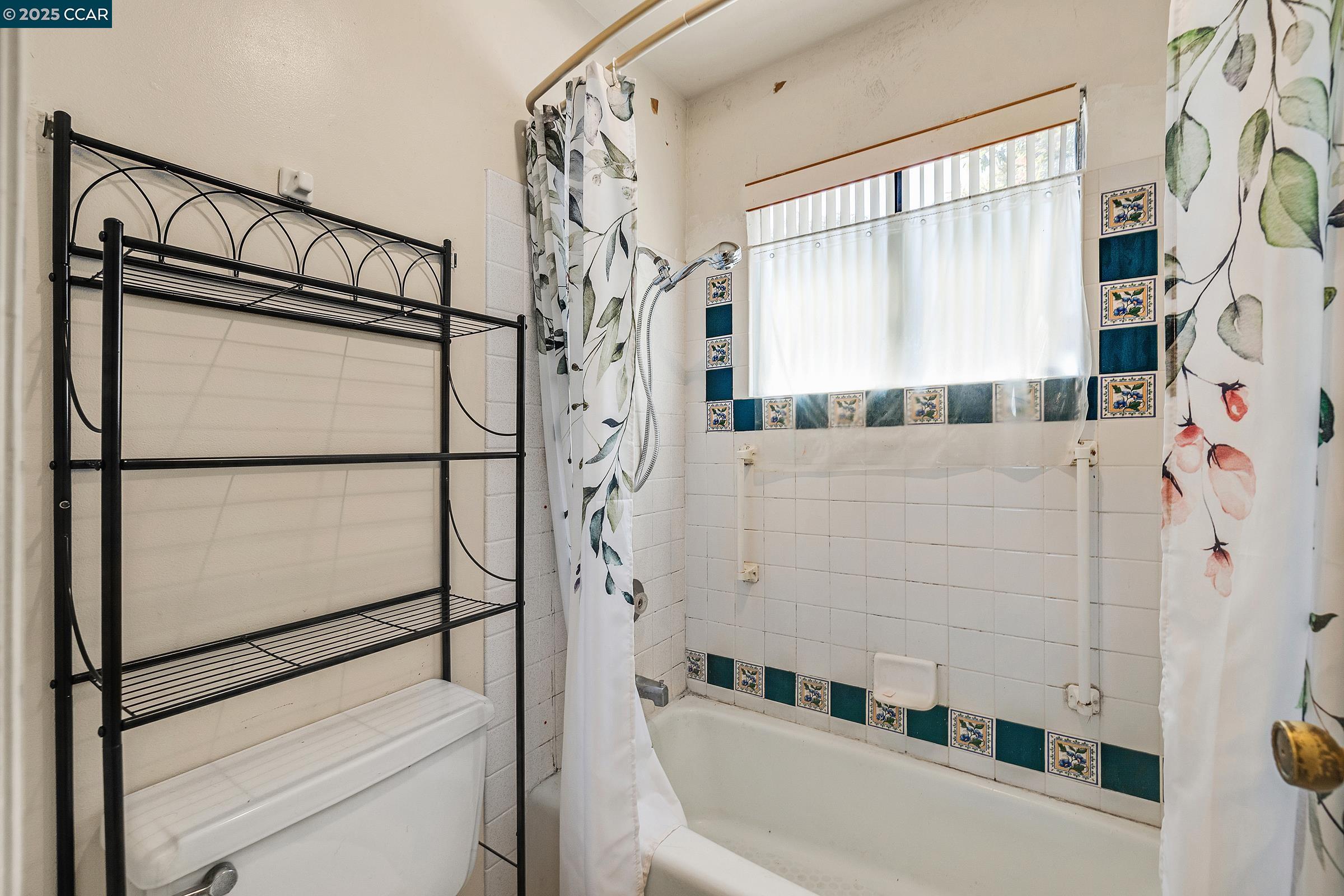 Detail Gallery Image 16 of 25 For 119 Lincoln Dr, Sausalito,  CA 94965 - 2 Beds | 2/1 Baths