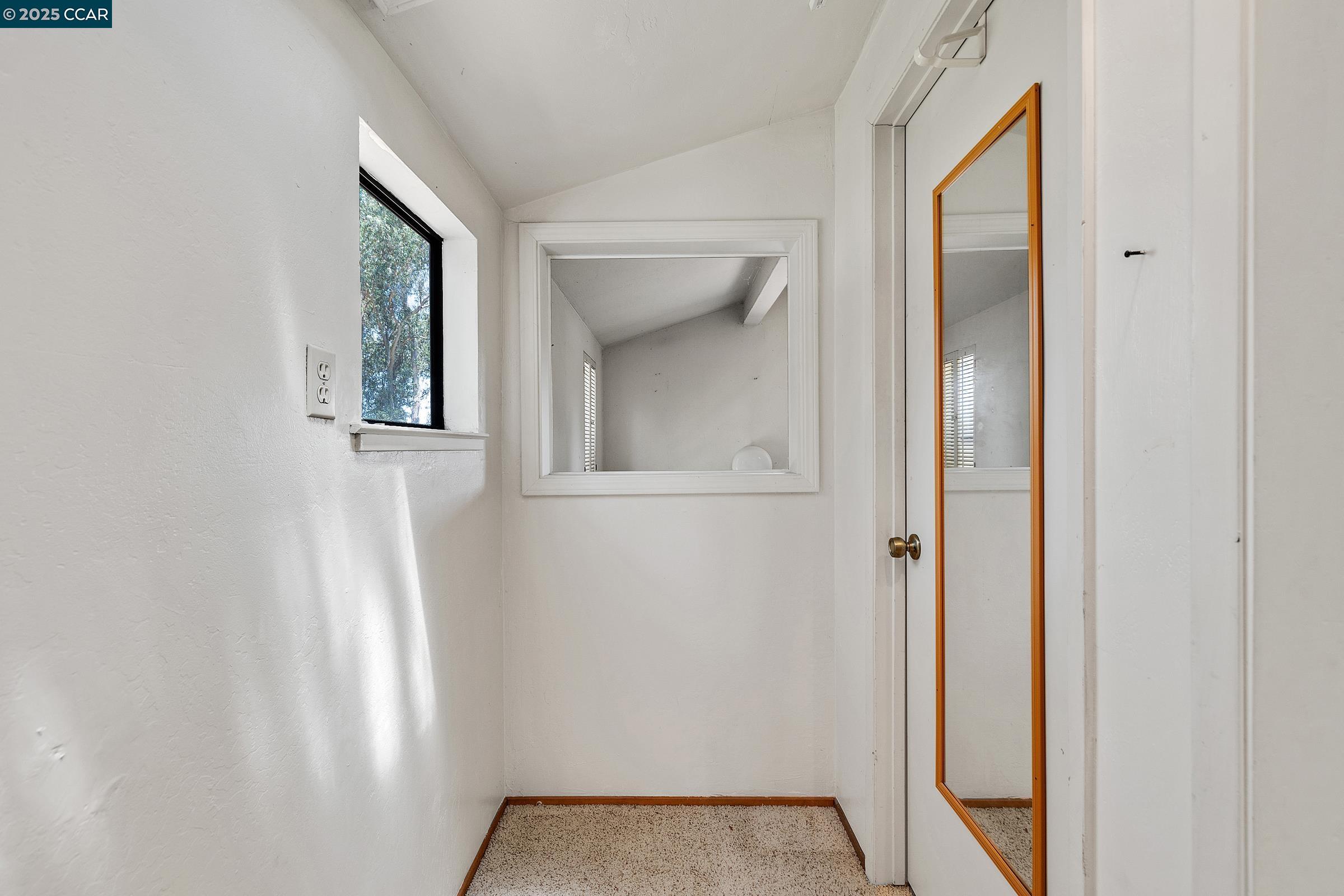 Detail Gallery Image 17 of 25 For 119 Lincoln Dr, Sausalito,  CA 94965 - 2 Beds | 2/1 Baths