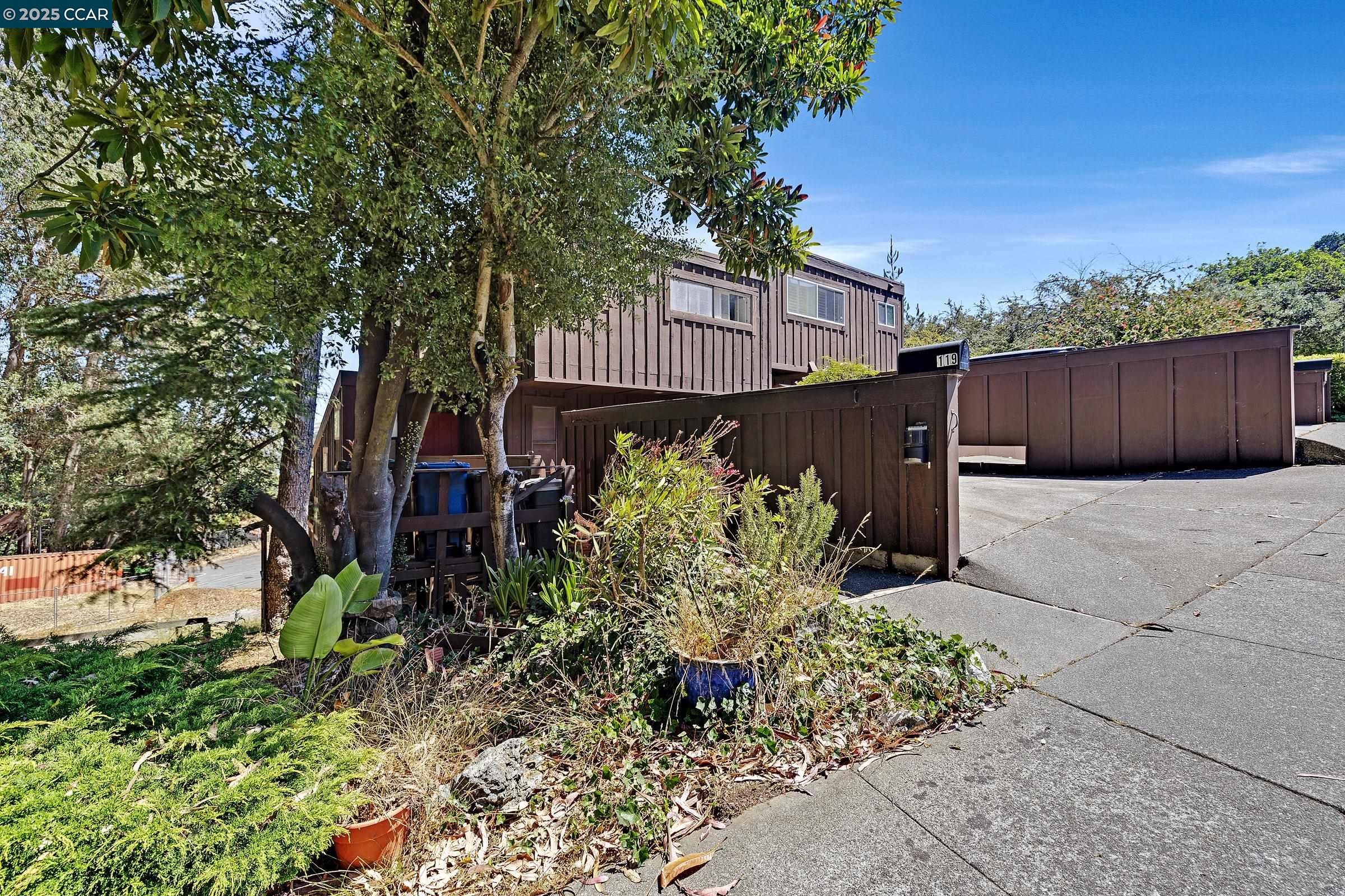 Detail Gallery Image 3 of 25 For 119 Lincoln Dr, Sausalito,  CA 94965 - 2 Beds | 2/1 Baths