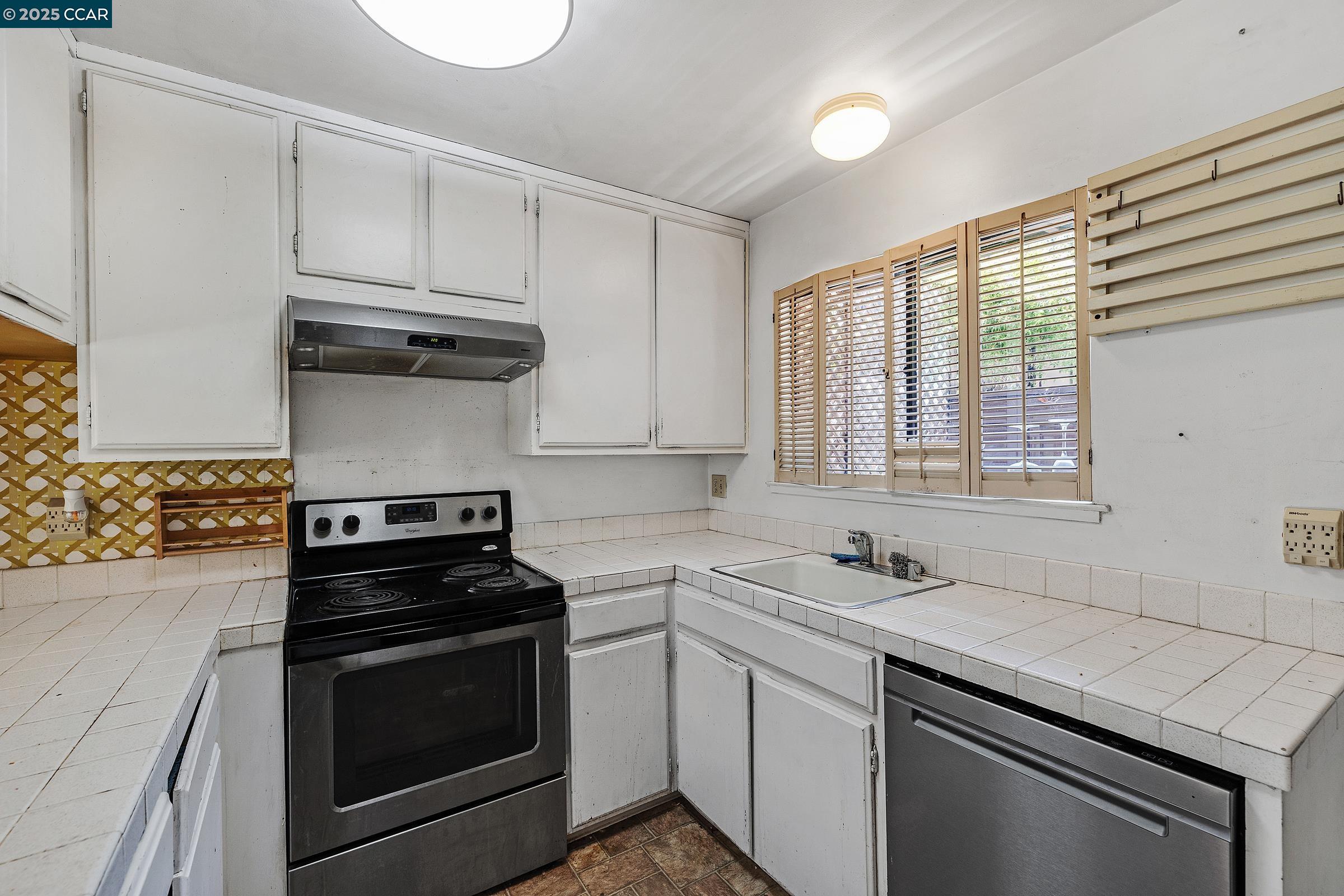 Detail Gallery Image 7 of 25 For 119 Lincoln Dr, Sausalito,  CA 94965 - 2 Beds | 2/1 Baths