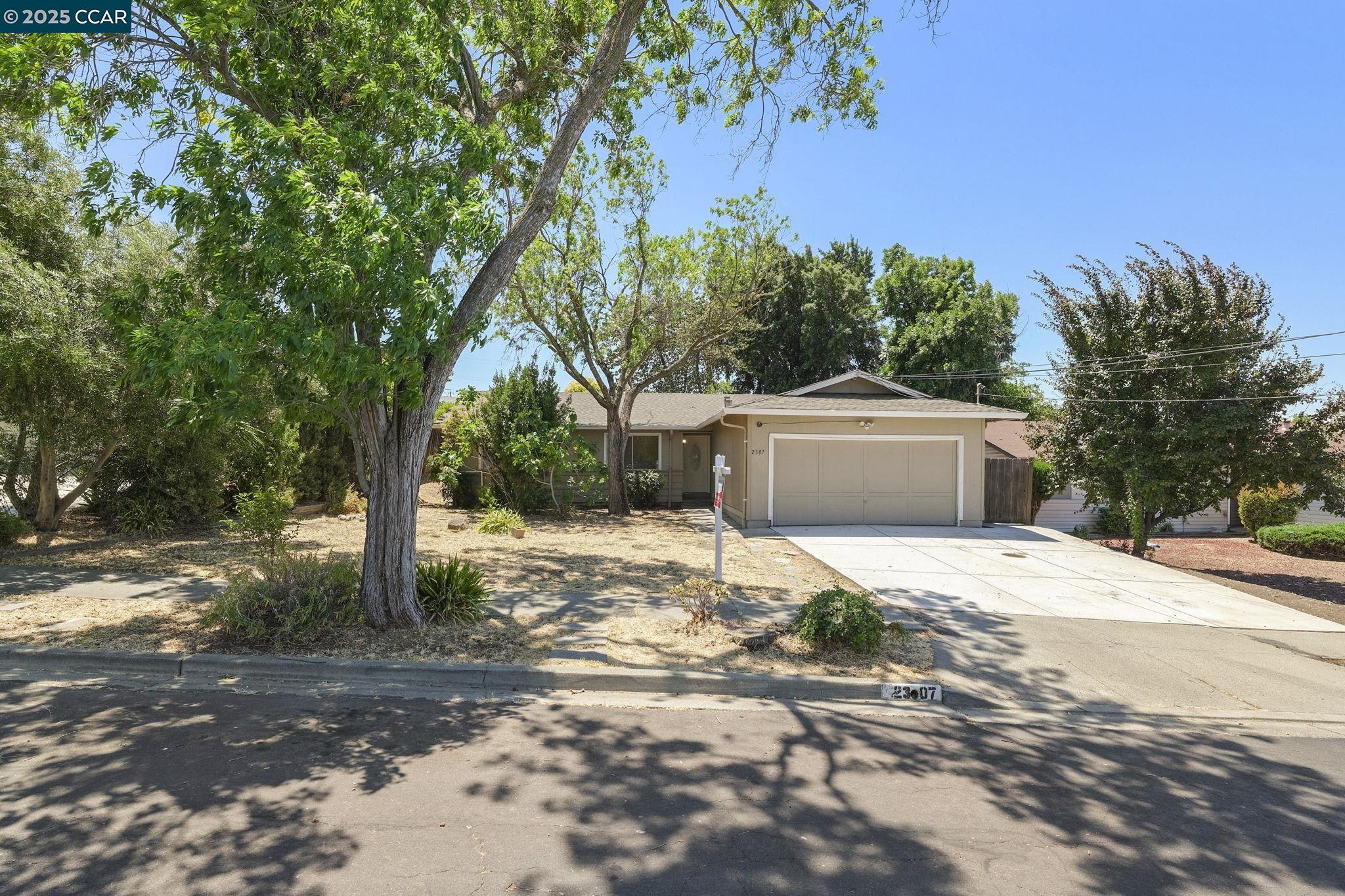 Detail Gallery Image 2 of 32 For 2307 Panoramic Dr, Concord,  CA 94520 - 3 Beds | 2 Baths