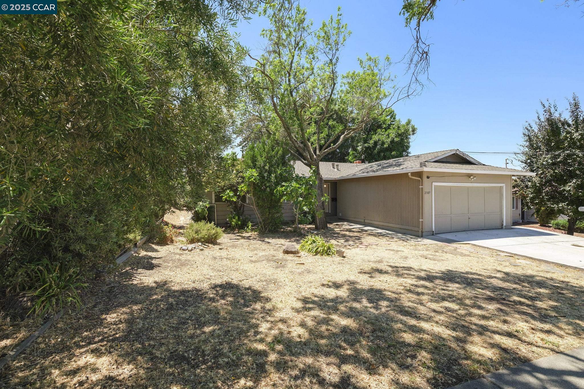 Detail Gallery Image 4 of 32 For 2307 Panoramic Dr, Concord,  CA 94520 - 3 Beds | 2 Baths