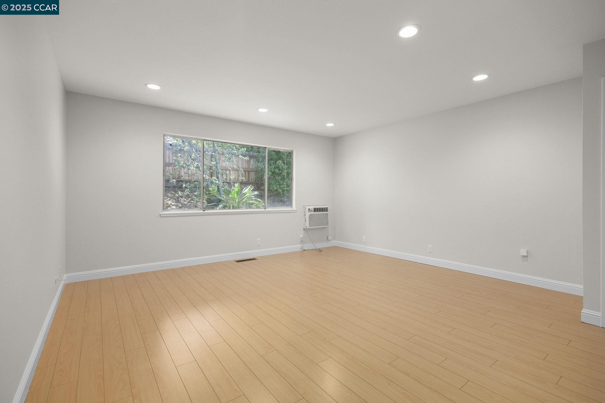 Detail Gallery Image 9 of 32 For 2307 Panoramic Dr, Concord,  CA 94520 - 3 Beds | 2 Baths