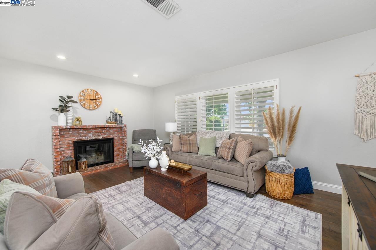 Detail Gallery Image 11 of 45 For 139 Amber Way, Livermore,  CA 94550 - 3 Beds | 2 Baths