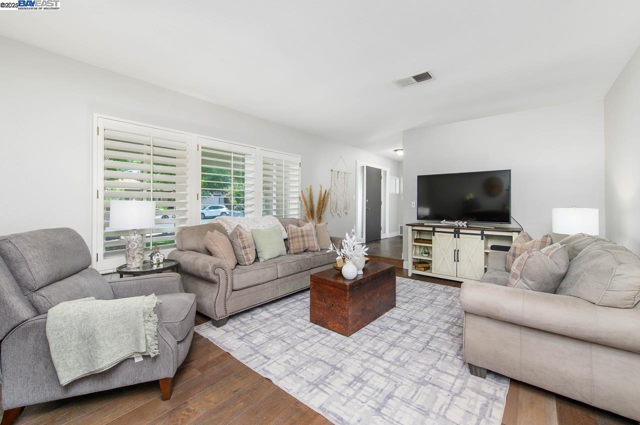 Detail Gallery Image 12 of 45 For 139 Amber Way, Livermore,  CA 94550 - 3 Beds | 2 Baths