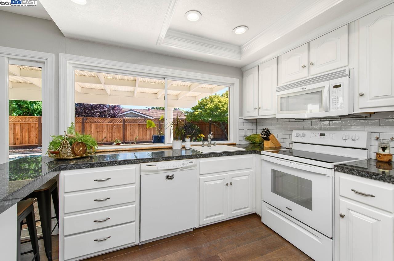 Detail Gallery Image 18 of 45 For 139 Amber Way, Livermore,  CA 94550 - 3 Beds | 2 Baths