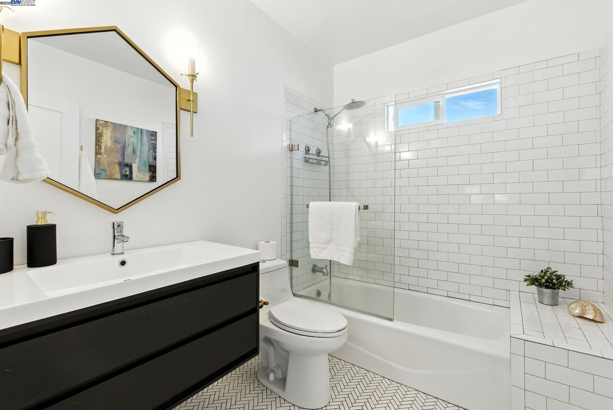 Detail Gallery Image 8 of 30 For 3936 Midvale Ave, Oakland,  CA 94602 - 2 Beds | 1 Baths