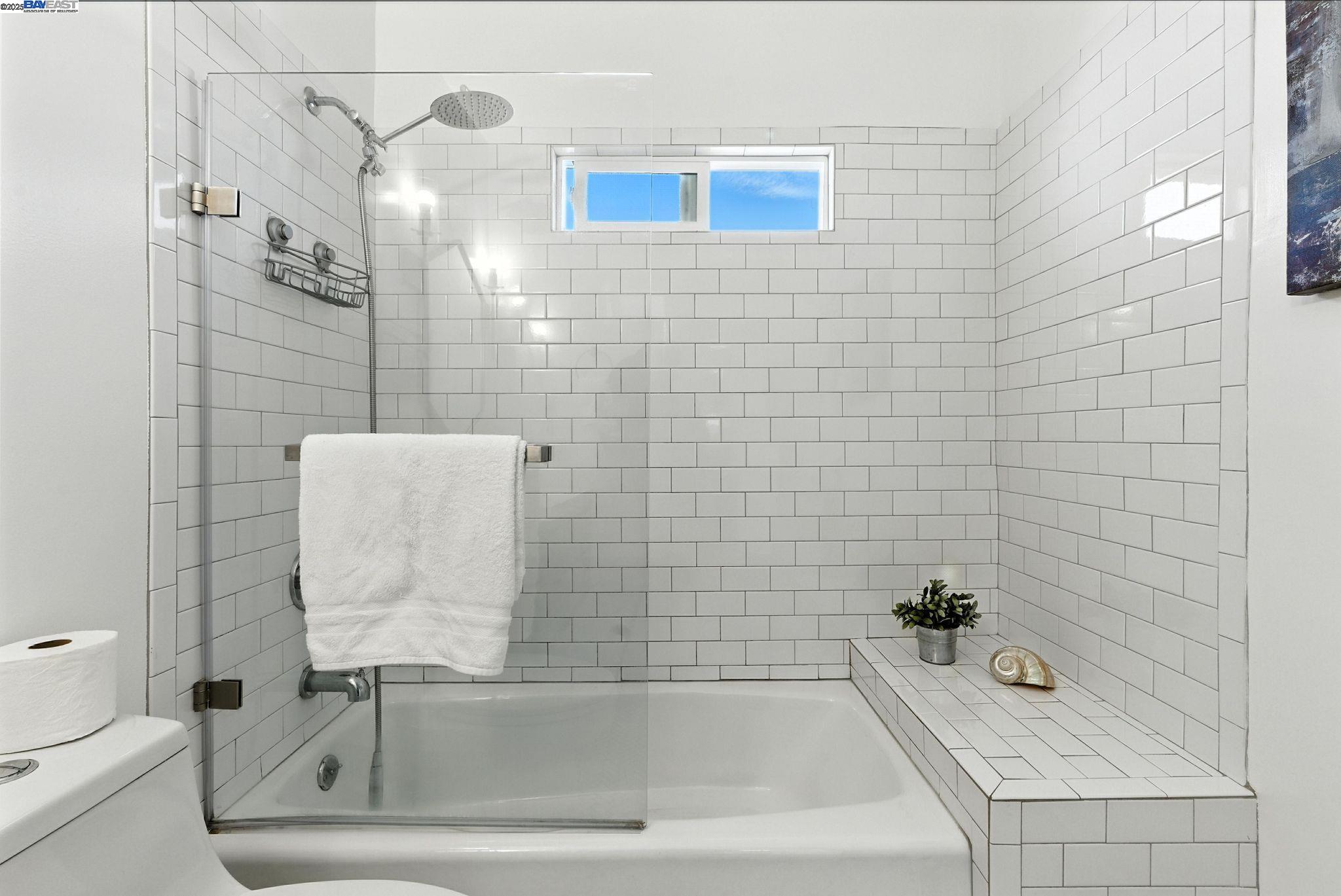 Detail Gallery Image 9 of 30 For 3936 Midvale Ave, Oakland,  CA 94602 - 2 Beds | 1 Baths
