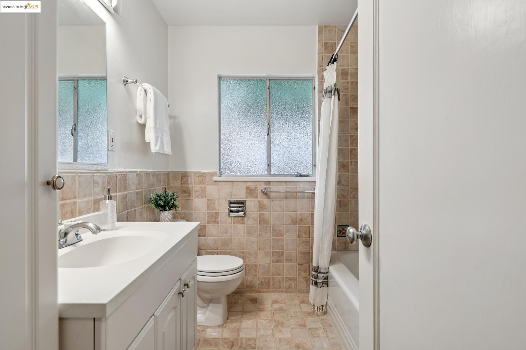 25 Kerr Ave, Kensington, California 94707, 3 Bedrooms Bedrooms, 6 Rooms Rooms,2 BathroomsBathrooms,Residential,For Sale,25 Kerr Ave,41102665