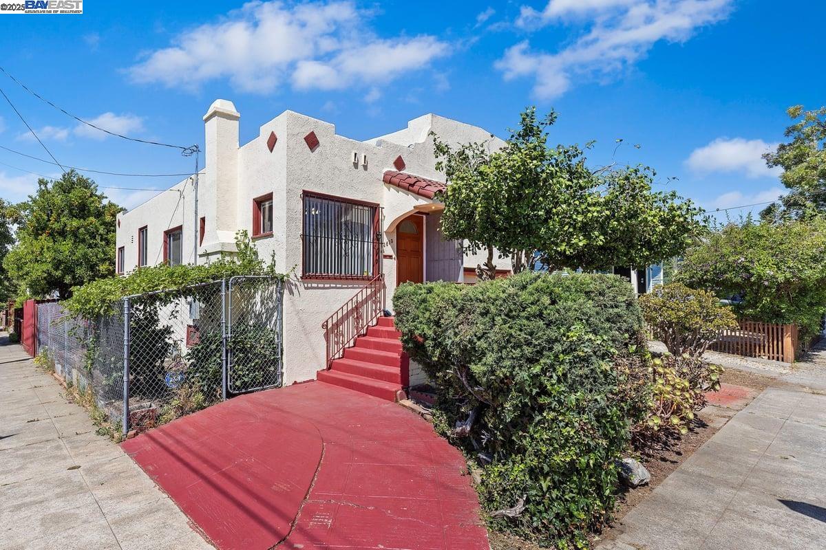 Detail Gallery Image 1 of 1 For 3635 Redding St, Oakland,  CA 94619 - 2 Beds | 1 Baths