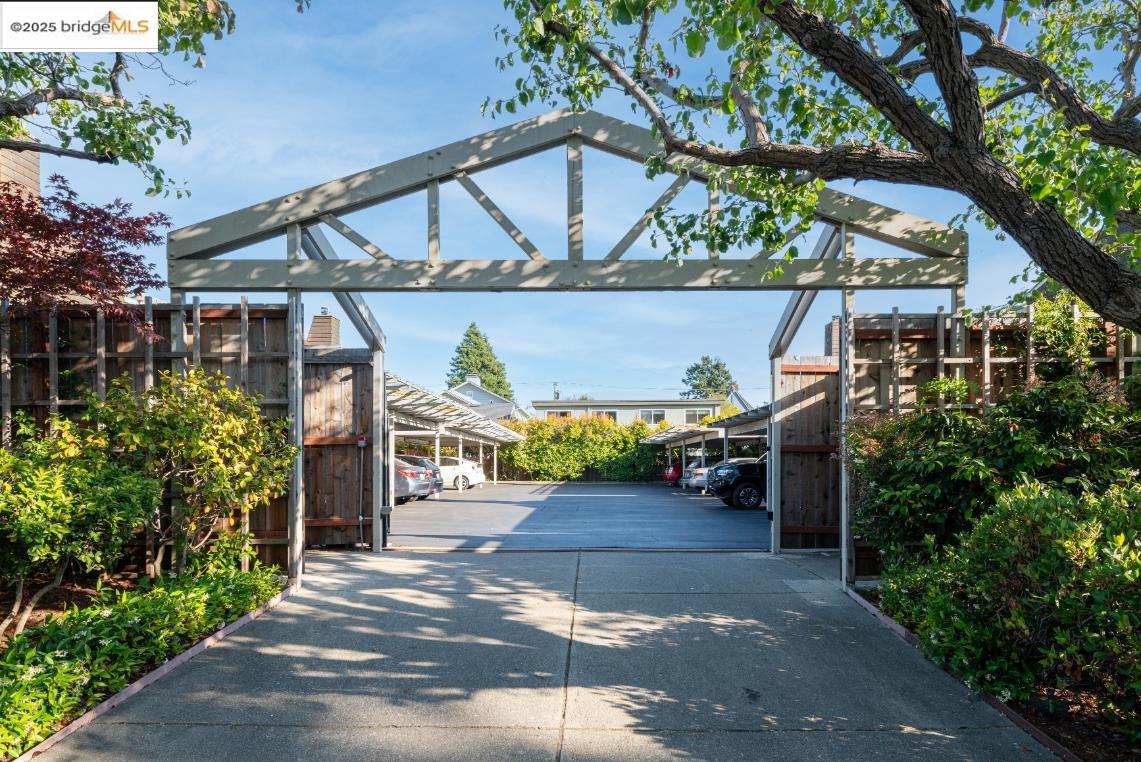 Detail Gallery Image 2 of 48 For 1812 Dwight Way #1/2,  Berkeley,  CA 94703 - 2 Beds | 1/1 Baths