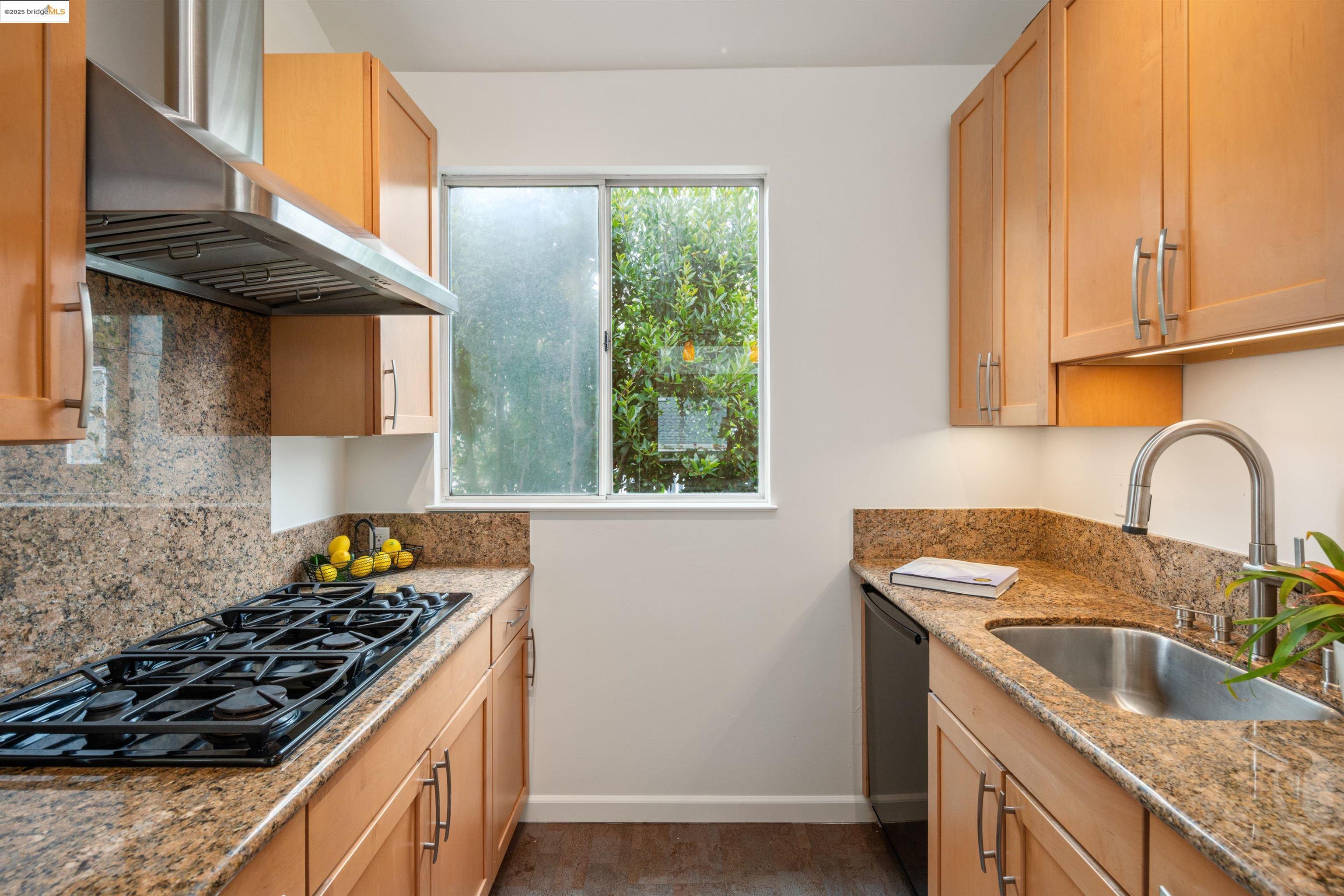 Detail Gallery Image 19 of 48 For 1812 Dwight Way #1/2,  Berkeley,  CA 94703 - 2 Beds | 1/1 Baths