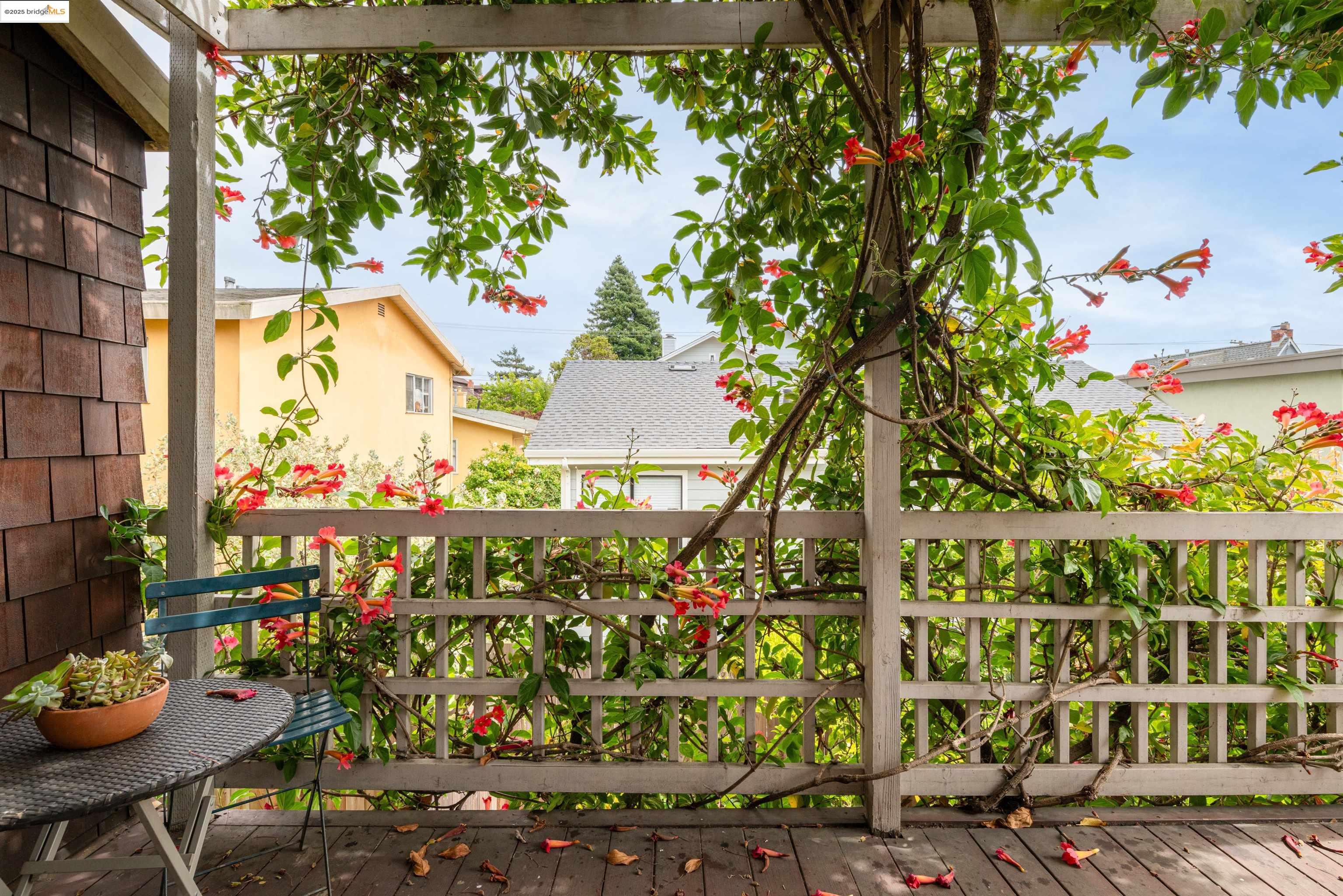 Detail Gallery Image 24 of 48 For 1812 Dwight Way #1/2,  Berkeley,  CA 94703 - 2 Beds | 1/1 Baths