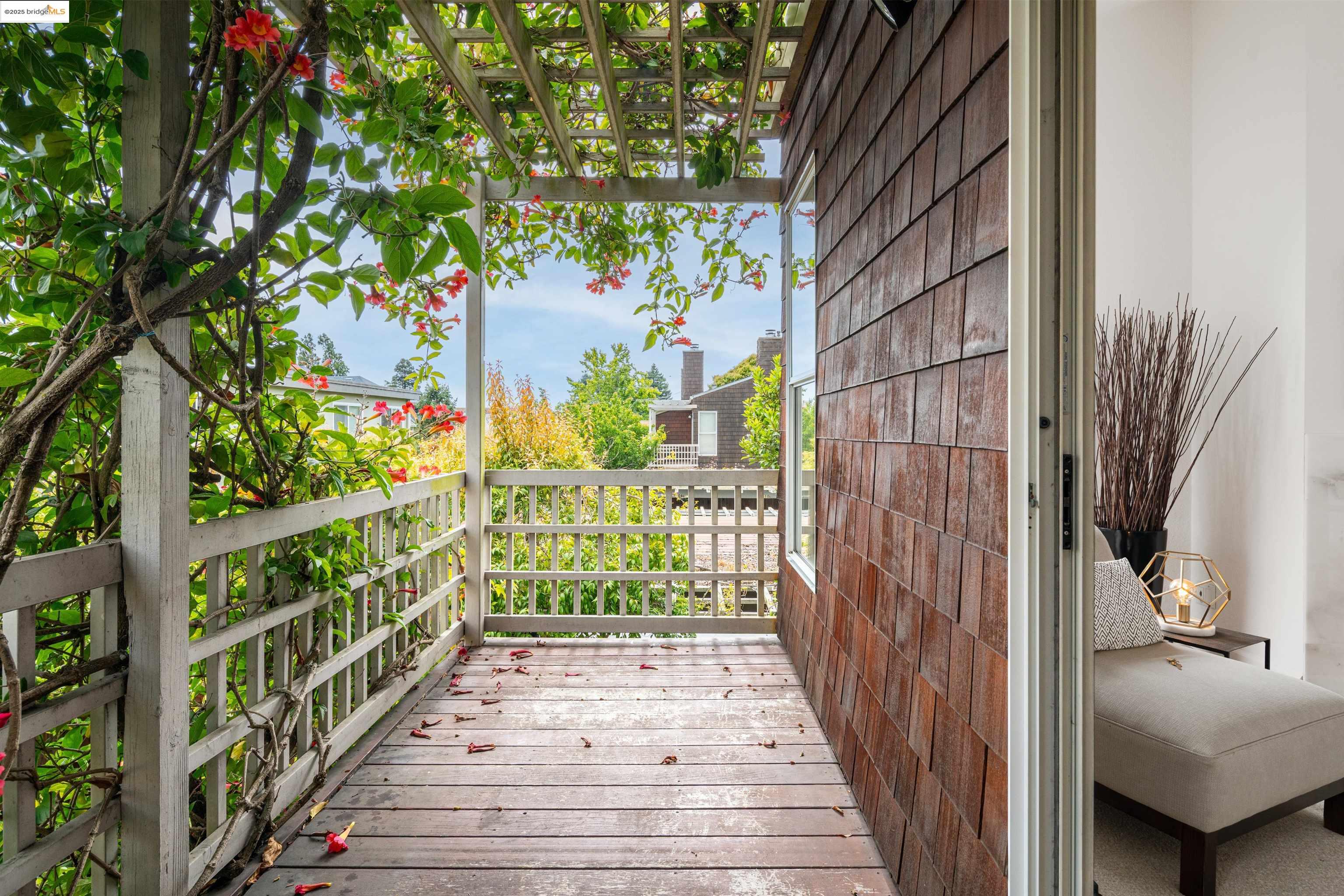 Detail Gallery Image 25 of 48 For 1812 Dwight Way #1/2,  Berkeley,  CA 94703 - 2 Beds | 1/1 Baths