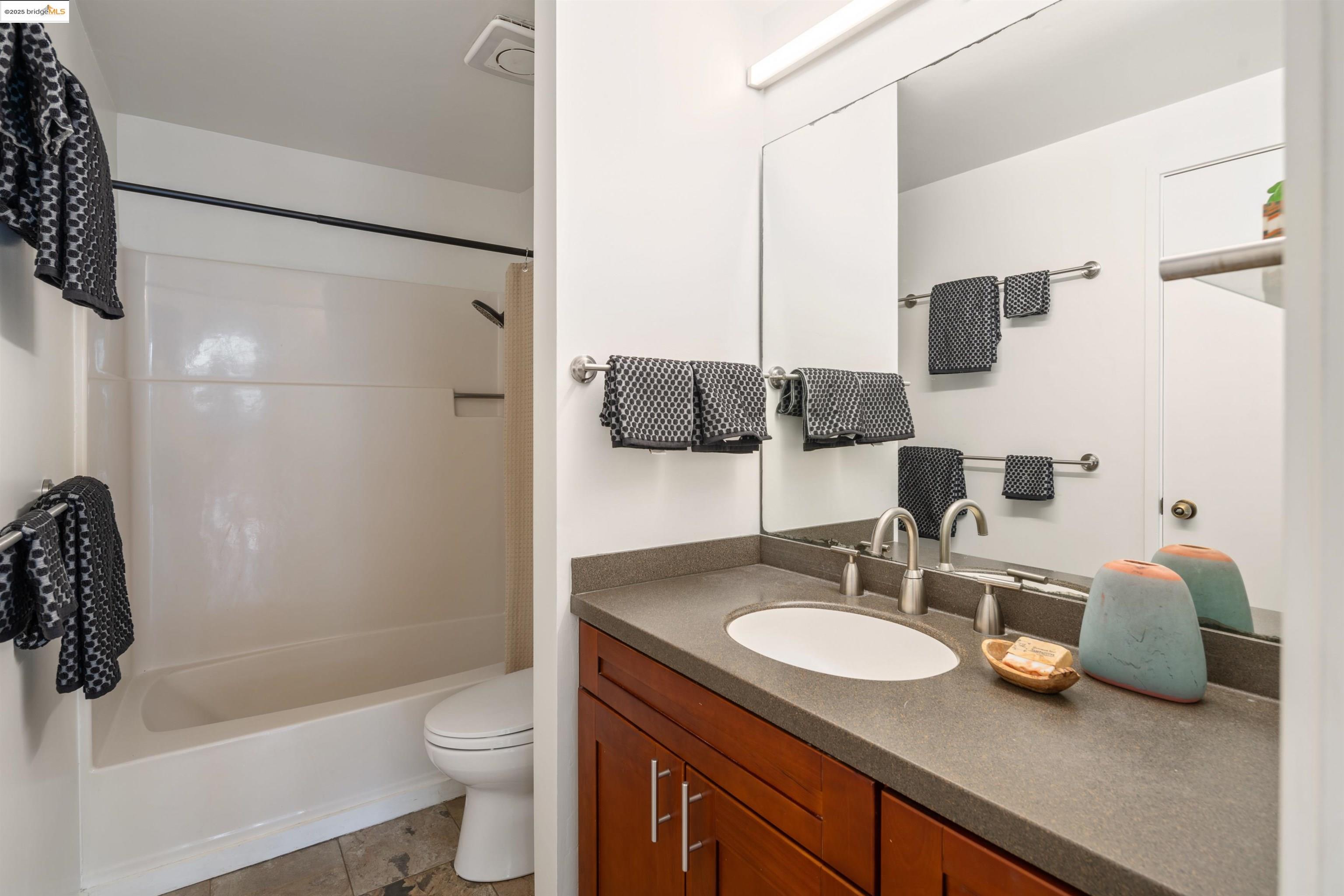 Detail Gallery Image 32 of 48 For 1812 Dwight Way #1/2,  Berkeley,  CA 94703 - 2 Beds | 1/1 Baths