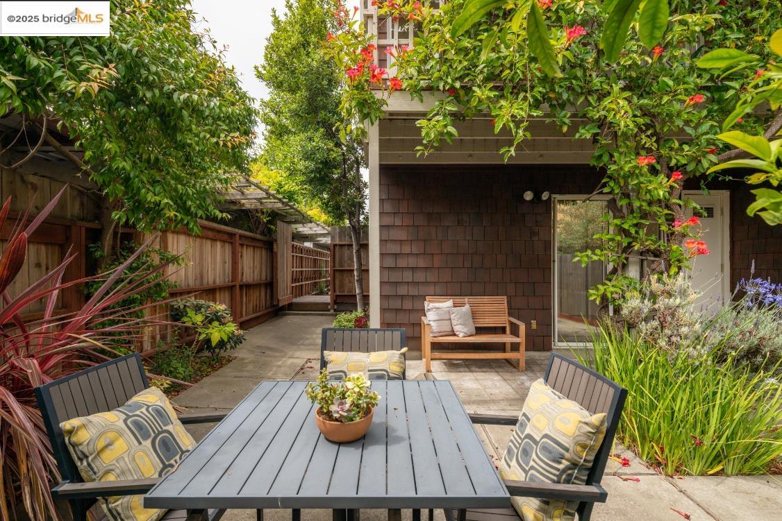 Detail Gallery Image 43 of 48 For 1812 Dwight Way #1/2,  Berkeley,  CA 94703 - 2 Beds | 1/1 Baths
