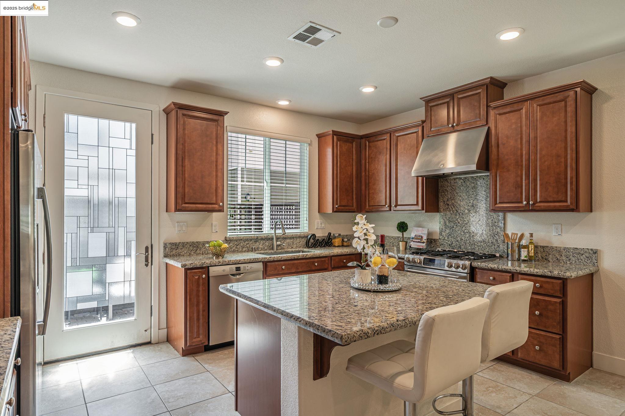 Detail Gallery Image 8 of 46 For 2843 Alliston Loop, Dublin,  CA 94568 - 4 Beds | 3 Baths