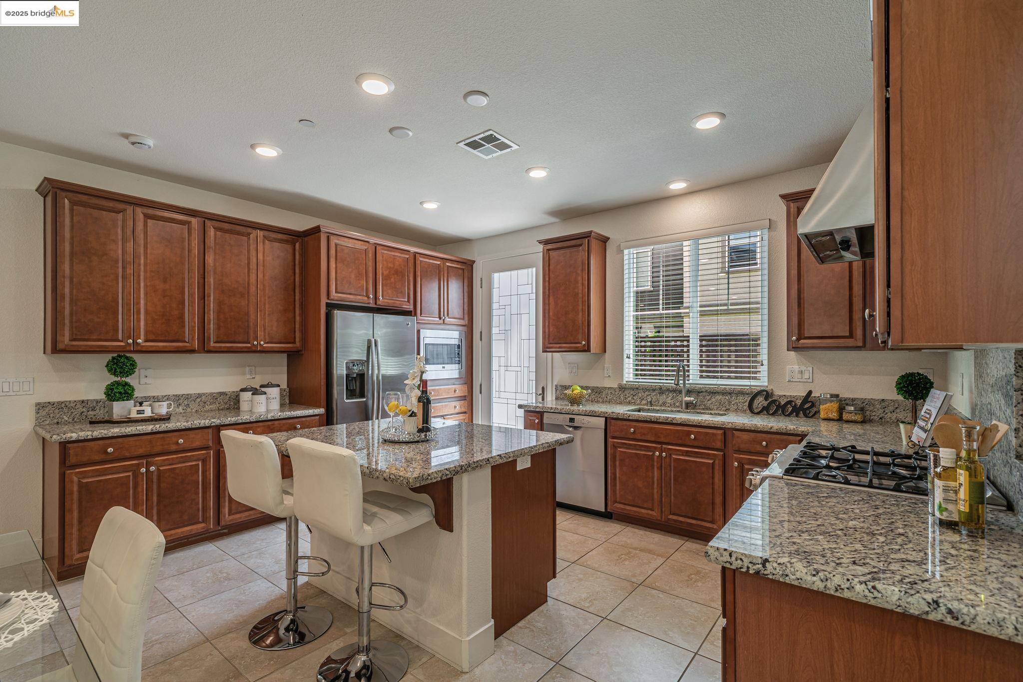 Detail Gallery Image 9 of 46 For 2843 Alliston Loop, Dublin,  CA 94568 - 4 Beds | 3 Baths