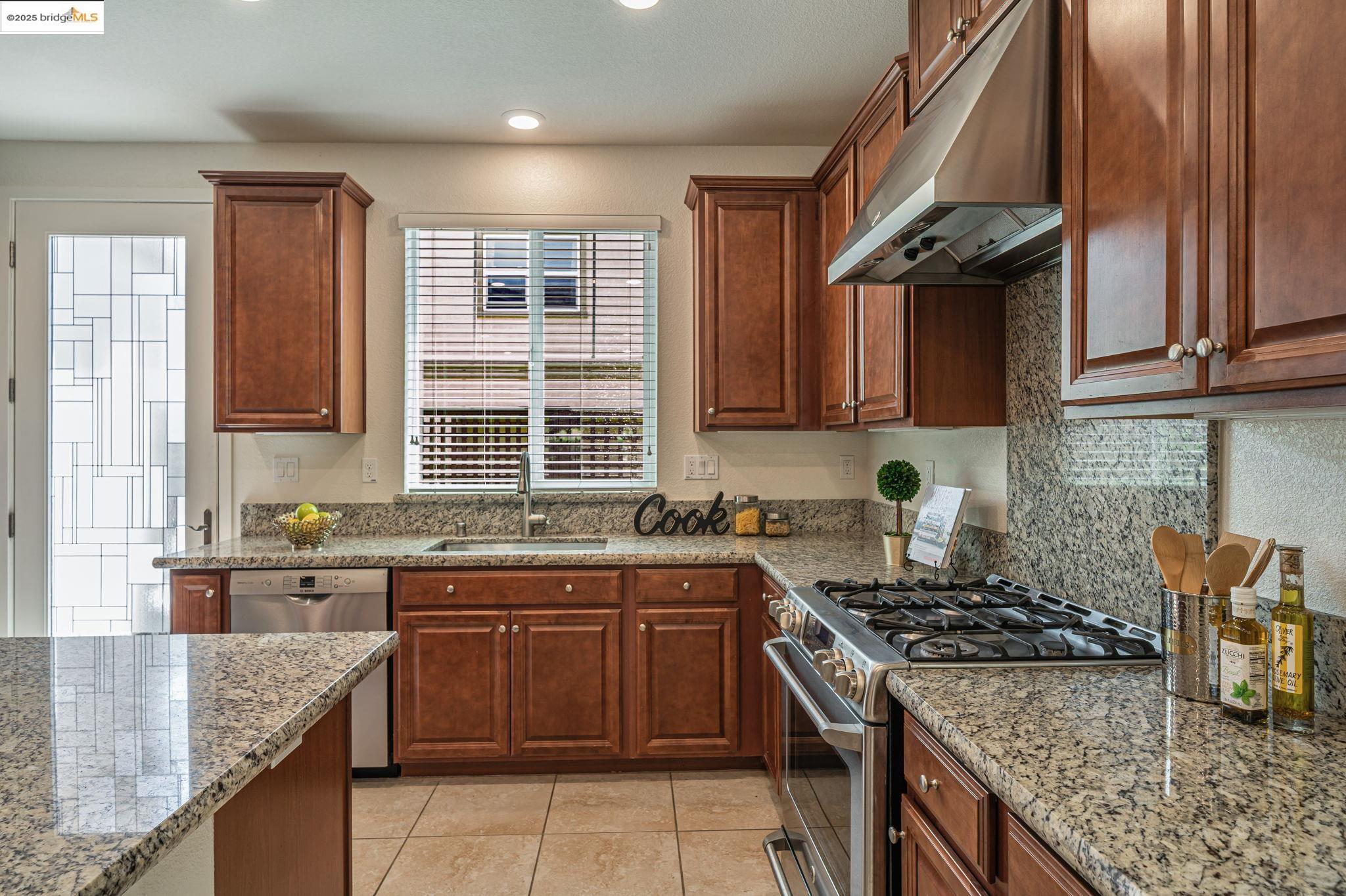 Detail Gallery Image 10 of 46 For 2843 Alliston Loop, Dublin,  CA 94568 - 4 Beds | 3 Baths
