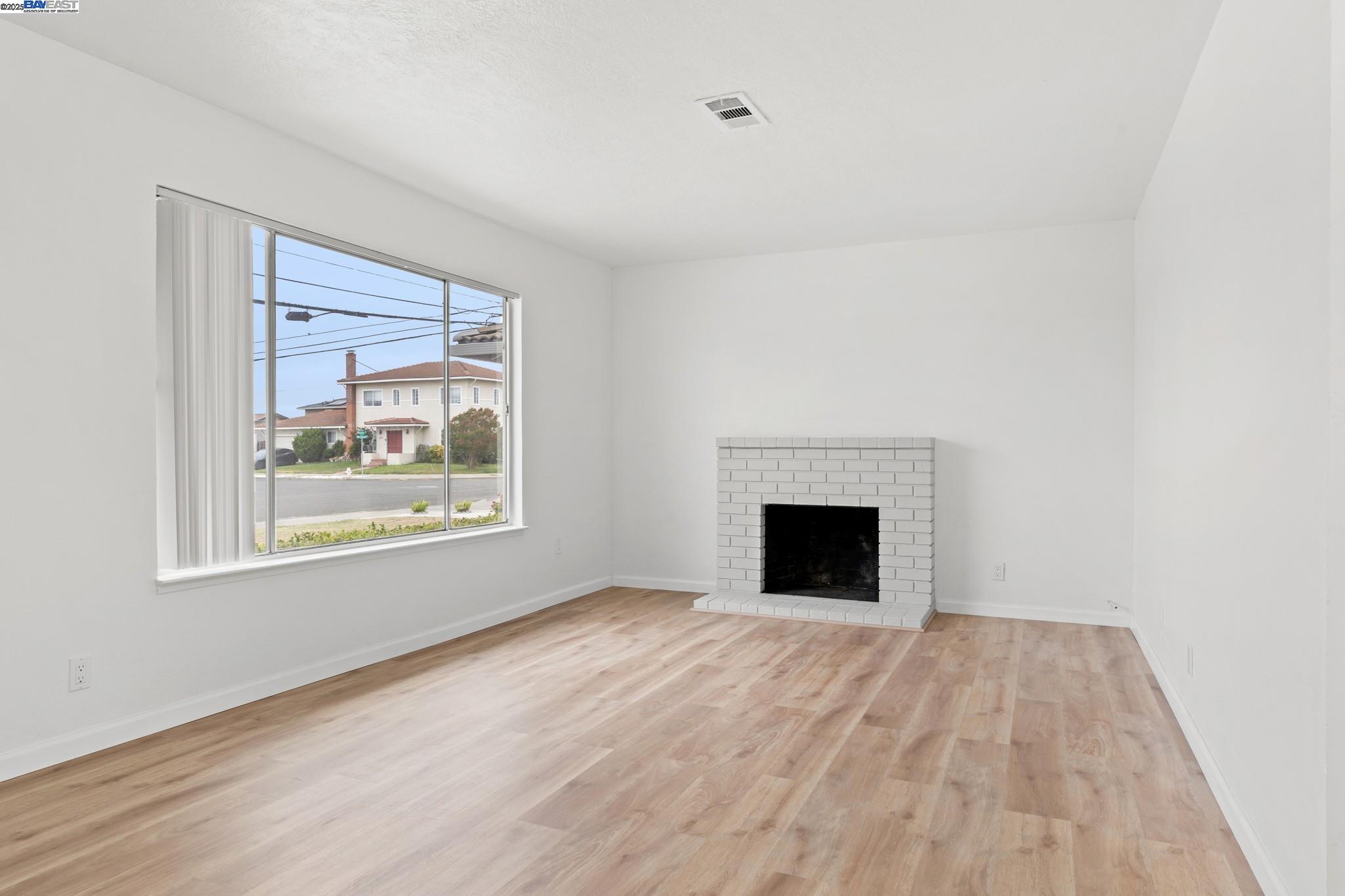 Detail Gallery Image 5 of 37 For 14658 Tiburon Road, San Leandro,  CA 94577 - 5 Beds | 2 Baths