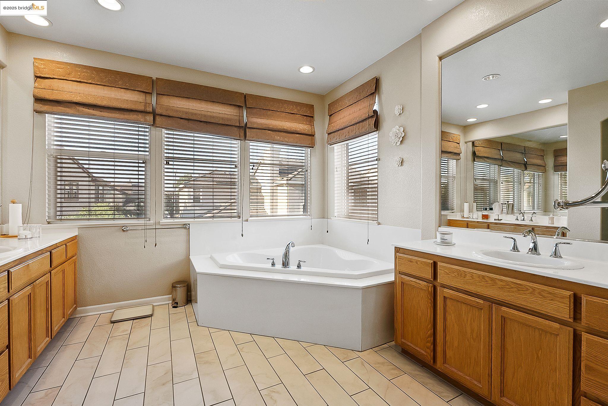 Detail Gallery Image 14 of 32 For 217 Dorchester Ct, Discovery Bay,  CA 94505 - 5 Beds | 4/1 Baths