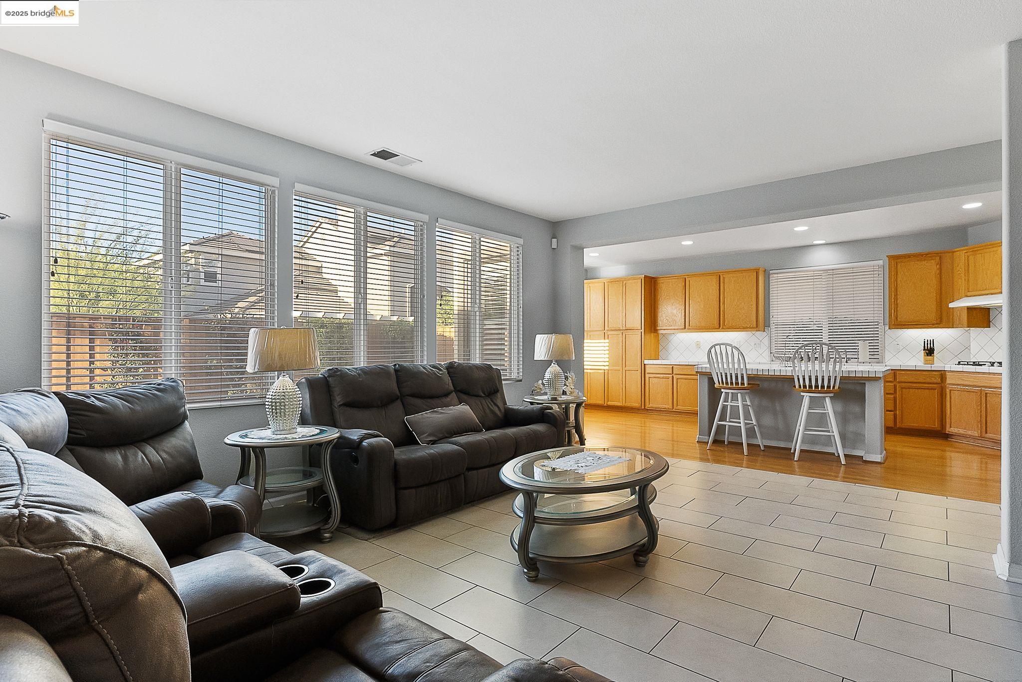 Detail Gallery Image 4 of 32 For 217 Dorchester Ct, Discovery Bay,  CA 94505 - 5 Beds | 4/1 Baths