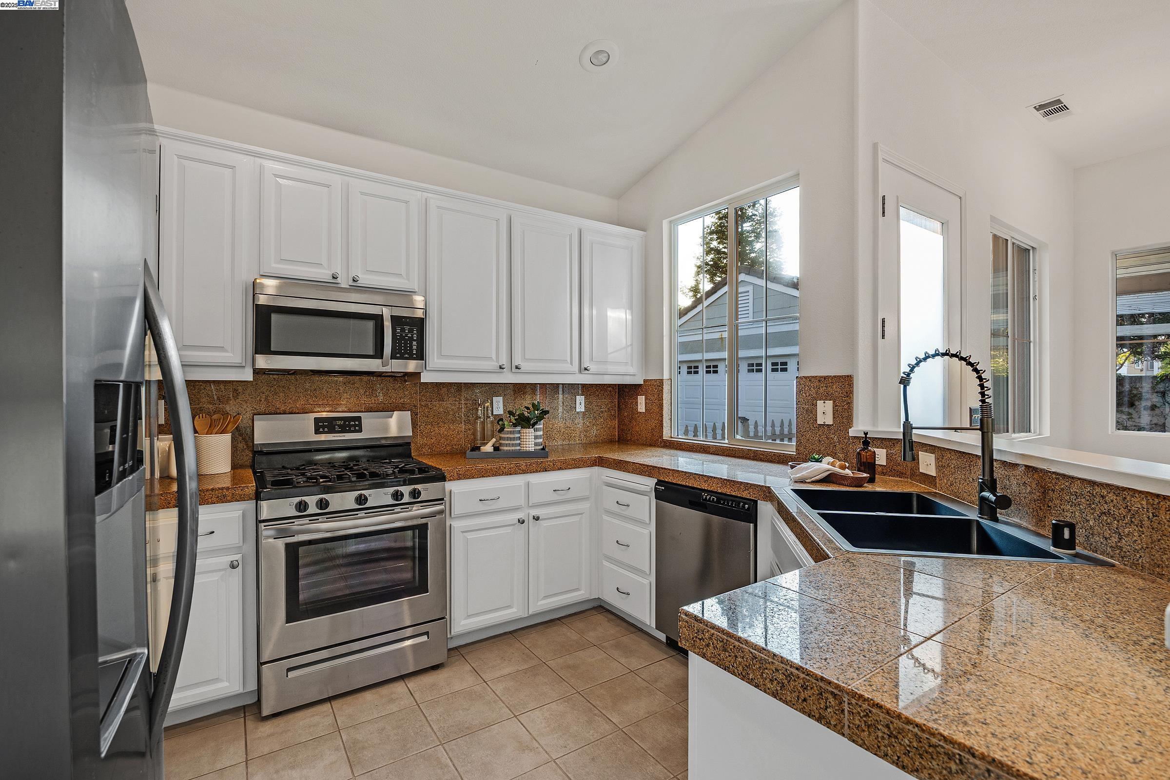 Detail Gallery Image 8 of 42 For 6424 Altamar Cir., Livermore,  CA 94550 - 4 Beds | 2 Baths