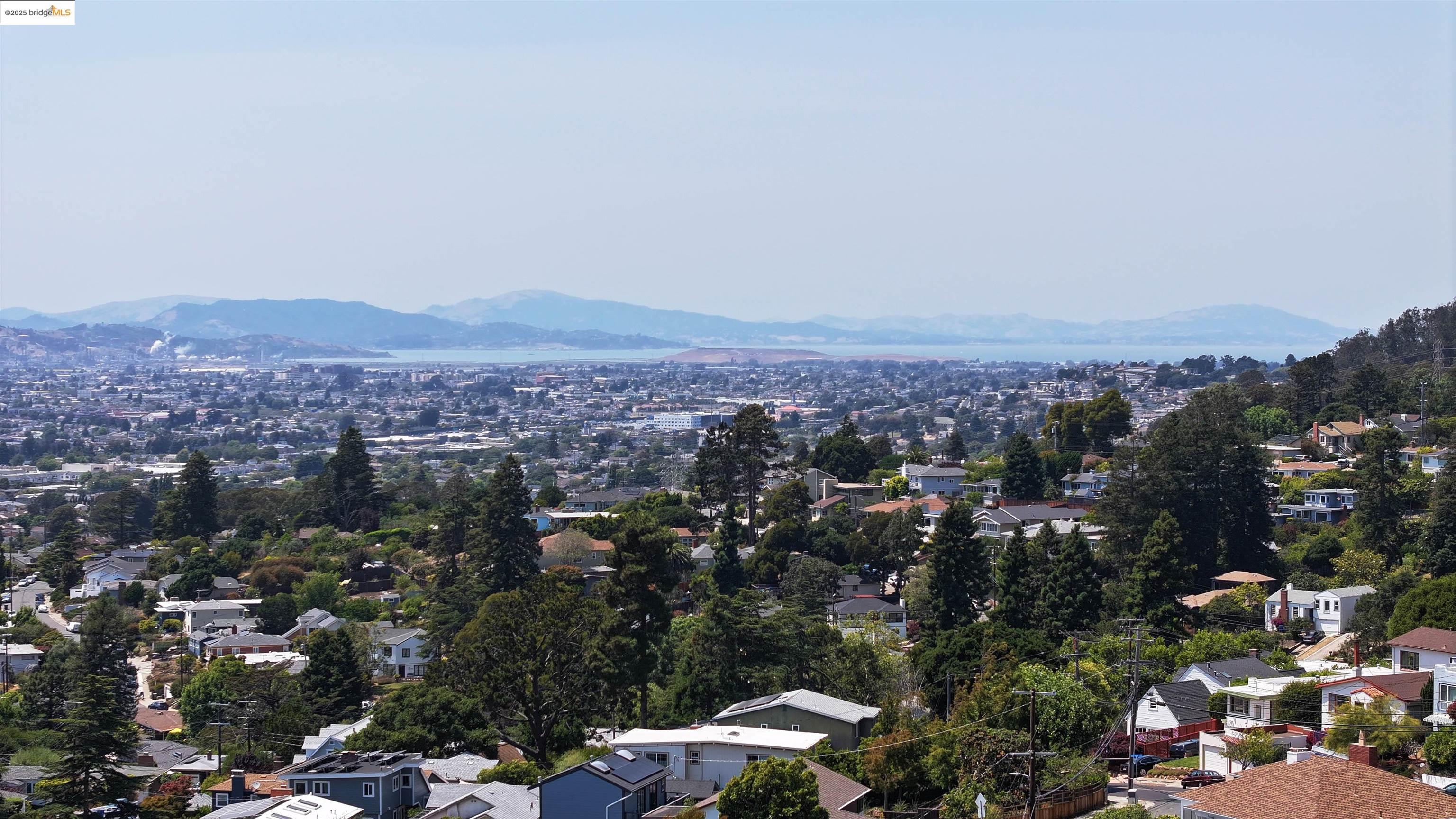 Detail Gallery Image 5 of 60 For 713 Midcrest Way, El Cerrito,  CA 94530 - 4 Beds | 4/1 Baths