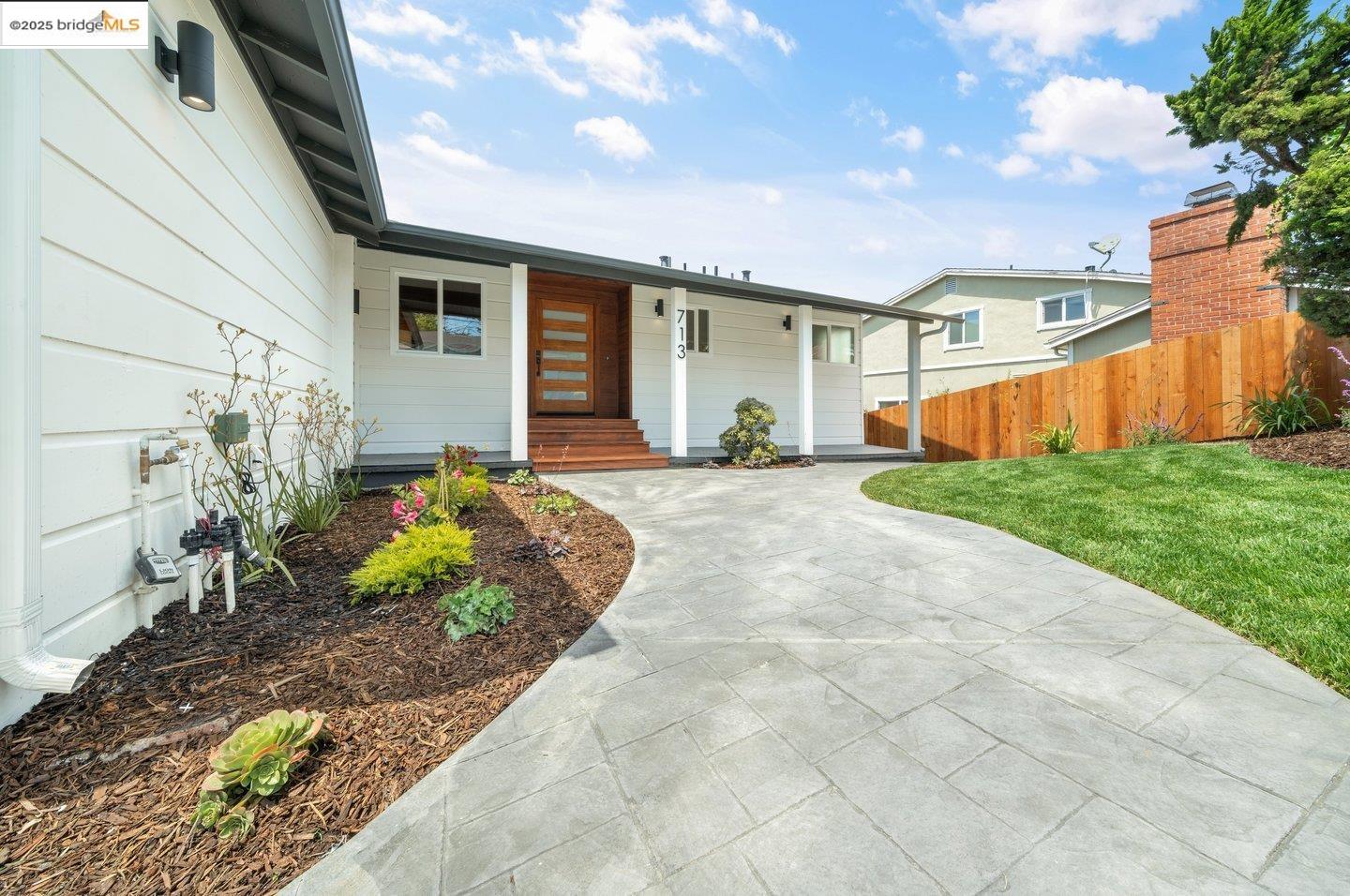 Detail Gallery Image 9 of 60 For 713 Midcrest Way, El Cerrito,  CA 94530 - 4 Beds | 4/1 Baths