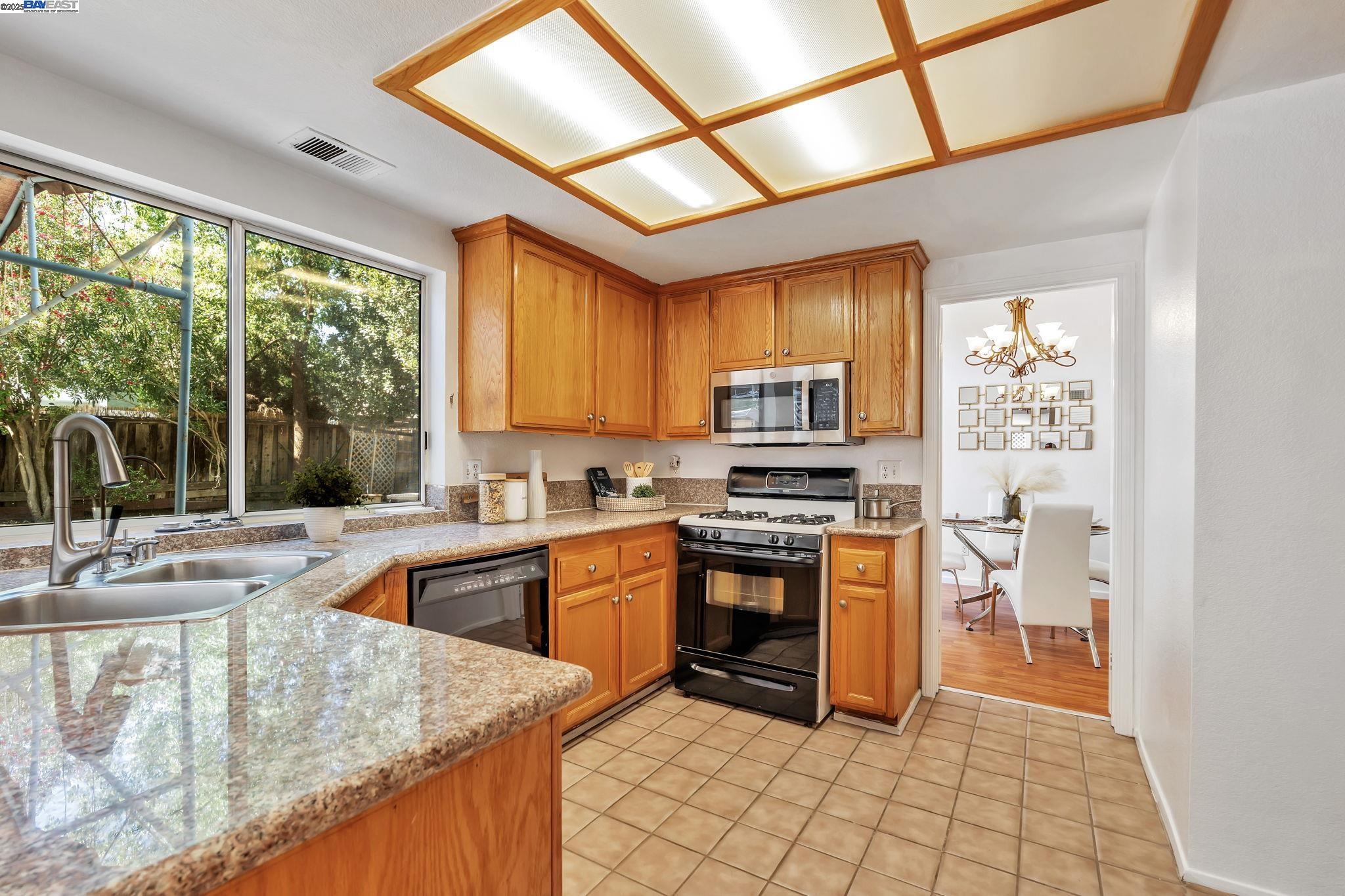 Detail Gallery Image 12 of 49 For 840 Menay Dr, Tracy,  CA 95376 - 4 Beds | 2/1 Baths