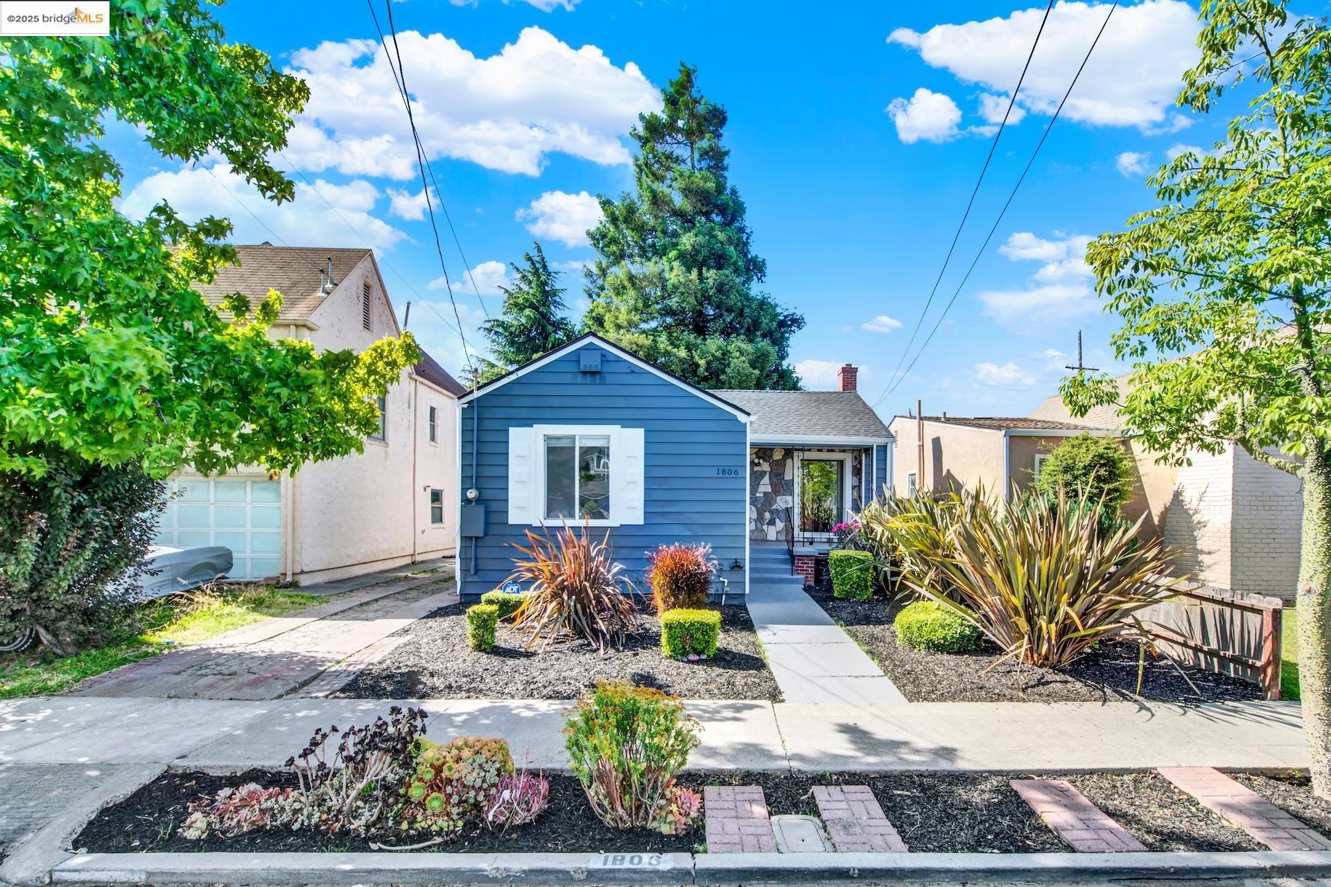 Detail Gallery Image 1 of 47 For 1806 105th Ave, Oakland,  CA 94603 - 3 Beds | 1/1 Baths