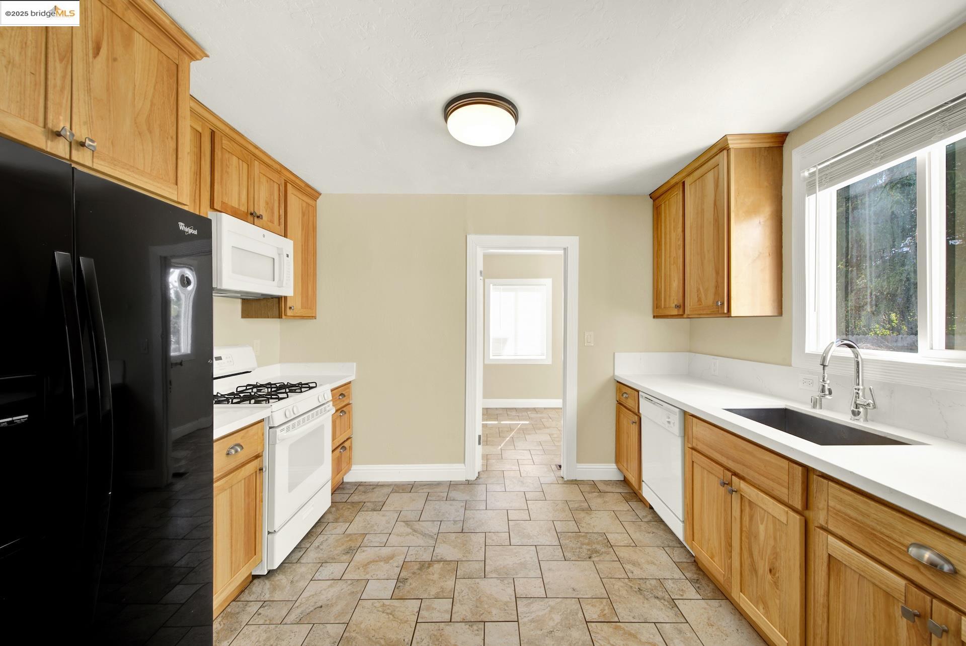 Detail Gallery Image 12 of 47 For 1806 105th Ave, Oakland,  CA 94603 - 3 Beds | 1/1 Baths