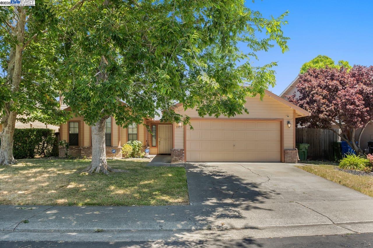 Detail Gallery Image 1 of 1 For 5917 Pine Vista Way, Elk Grove,  CA 95758 - 3 Beds | 2 Baths